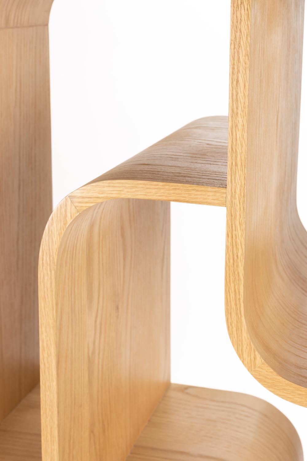 Das Seven Regal Natur von Zuiver vereint skandinavische Eleganz mit natürlichem Eichenholz. Flexibel einsetzbar, setzt es stilvolle Akzente in jedem Raum.