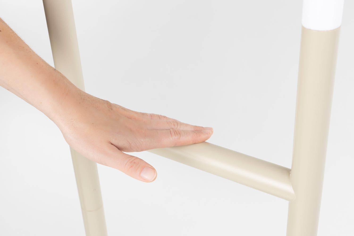 Entdecken Sie die Arch Stehlampe von Zuiver: Eine elegante Verbindung von römischer Architektur und modernem Design, ideal für stilvolle Räume.