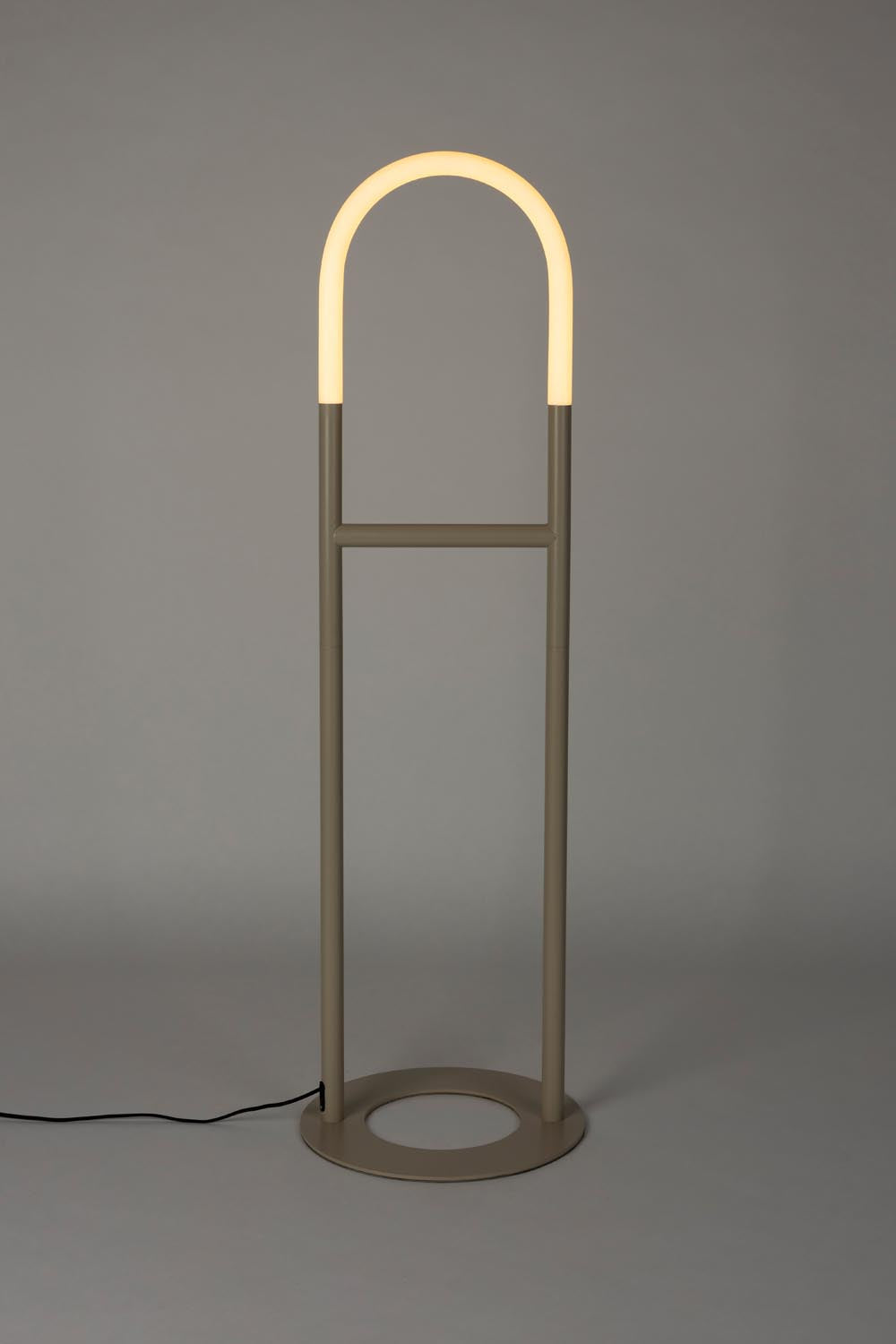 Elegante Zuiver Arch Stehlampe: Modernes Design für stilvolle Räume.
