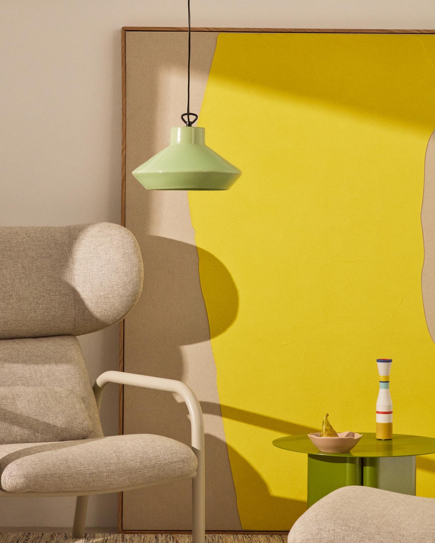 Entdecke die elegante Deckenleuchte Portol aus grüner Keramik von Kave Home. Ein zeitloses Design, das jedem Raum Wärme und Stil verleiht.