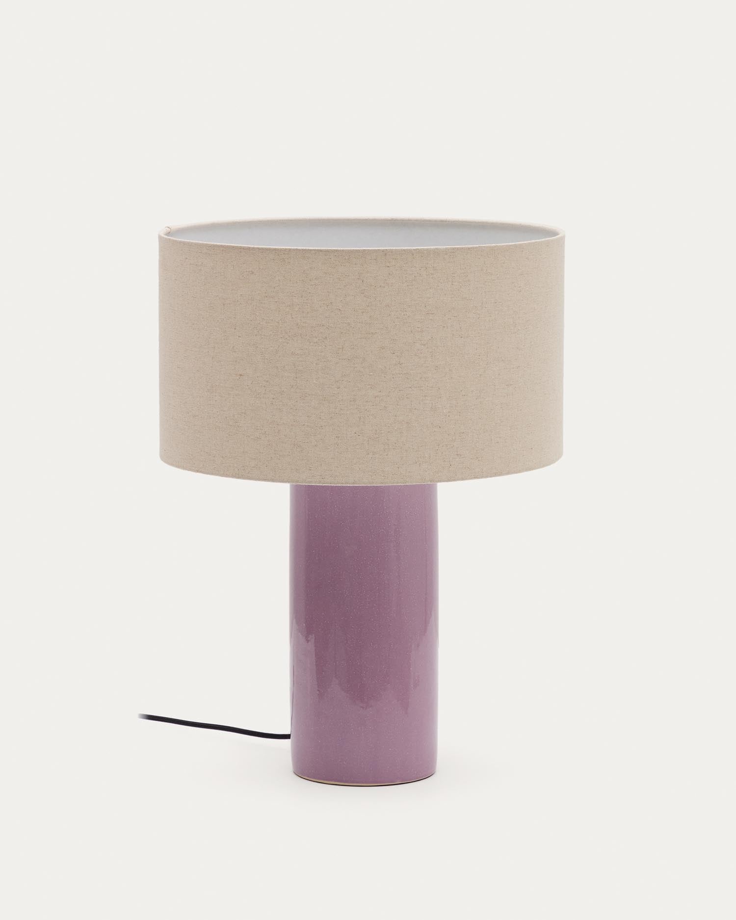 Tischlampe Toneric aus Keramik mit lila Finish und Baumwolle in Lila präsentiert im Onlineshop von KAQTU Design AG. Tischleuchte ist von Kave Home