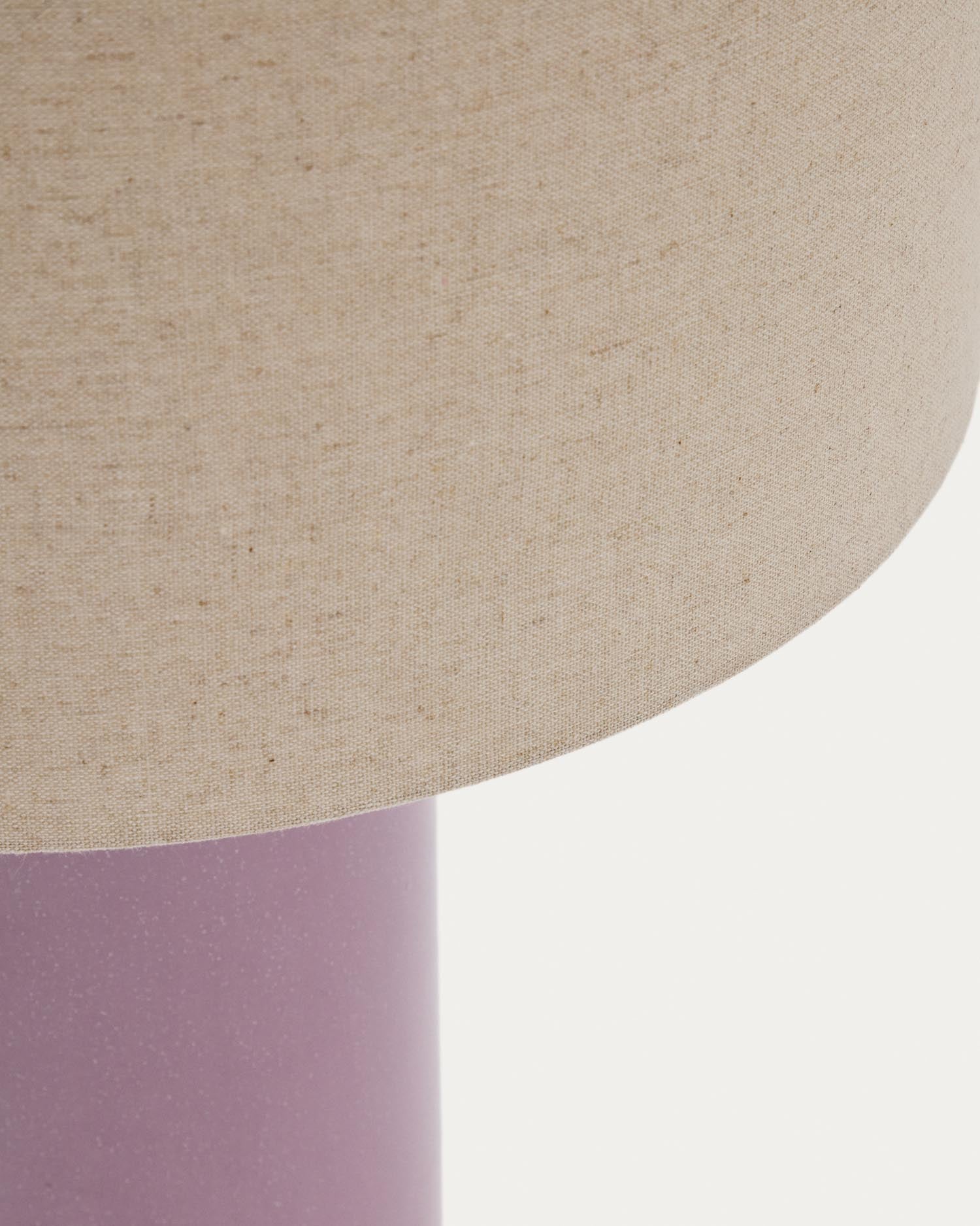 Die Tischlampe Toneric von Kave Home vereint einen einzigartigen lila Keramiksockel mit einem warmen Baumwollschirm und setzt stilvolle Akzente in Ihrem Zuhause.