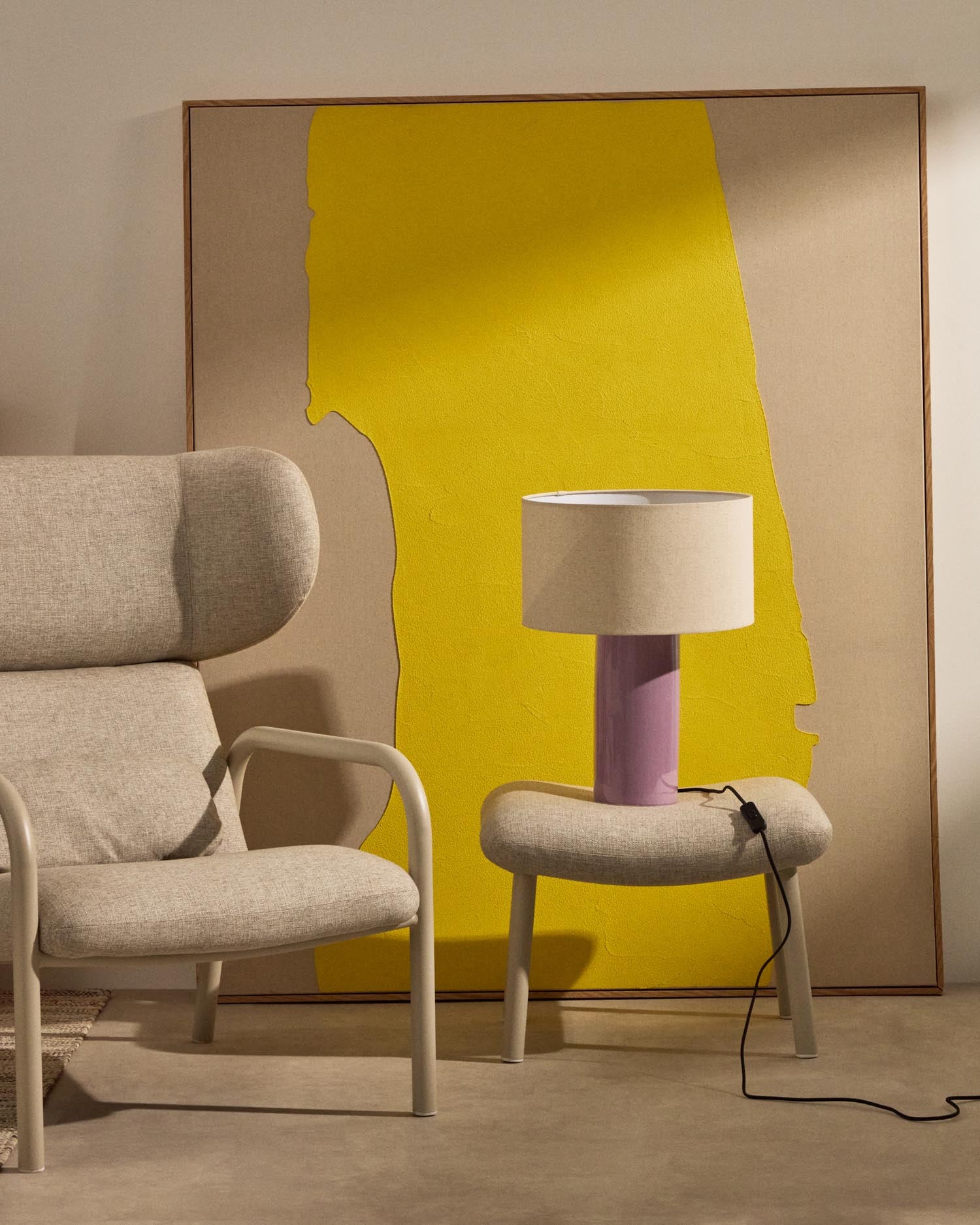 Entdecken Sie die stilvolle Tischlampe Toneric von Kave Home. Mit lila Keramiksockel und beigem Baumwollschirm setzt sie elegante Akzente in jedem Raum.