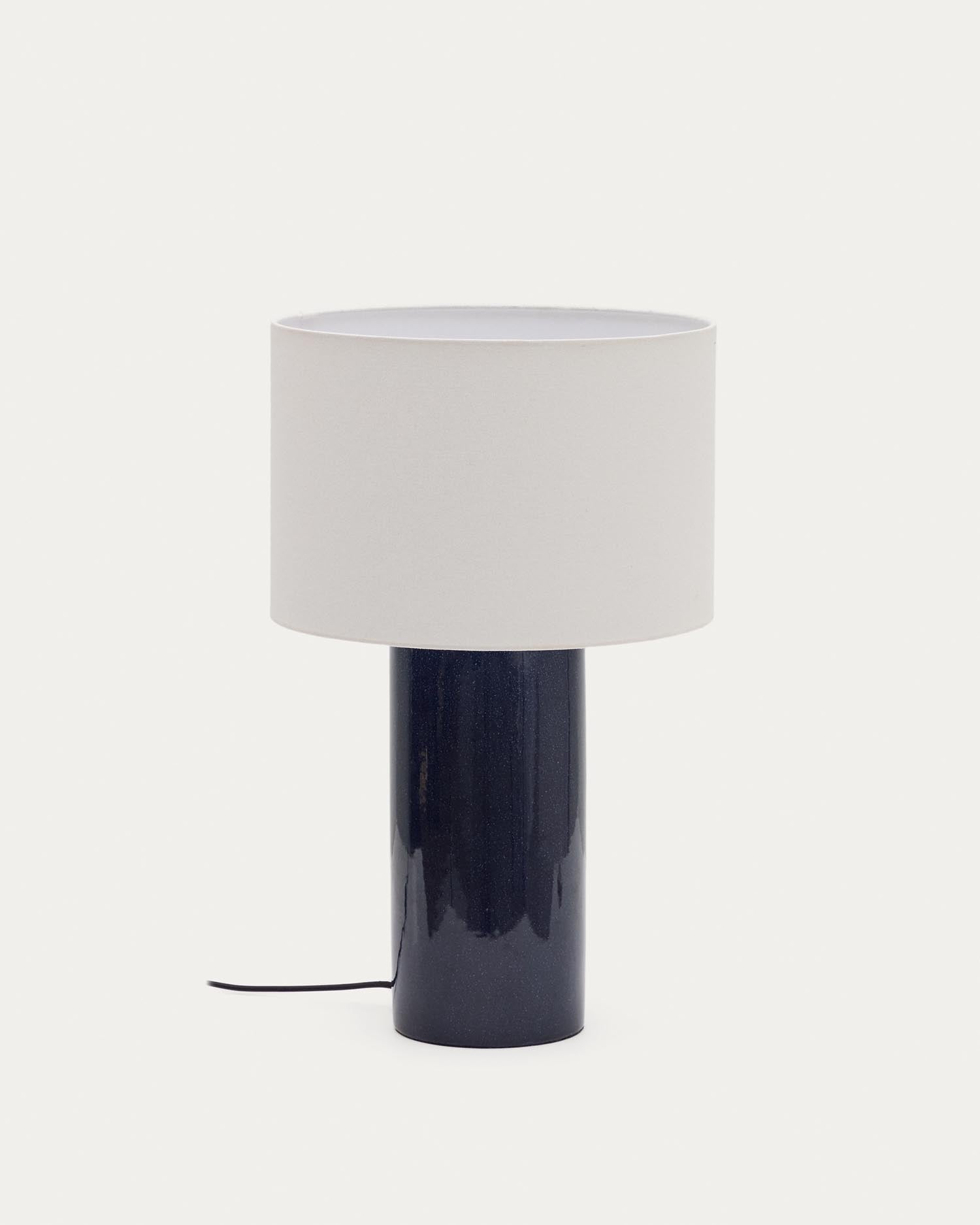 Tischlampe Toneric aus Keramik mit blauem Finish und Baumwolle in Blau präsentiert im Onlineshop von KAQTU Design AG. Tischleuchte ist von Kave Home