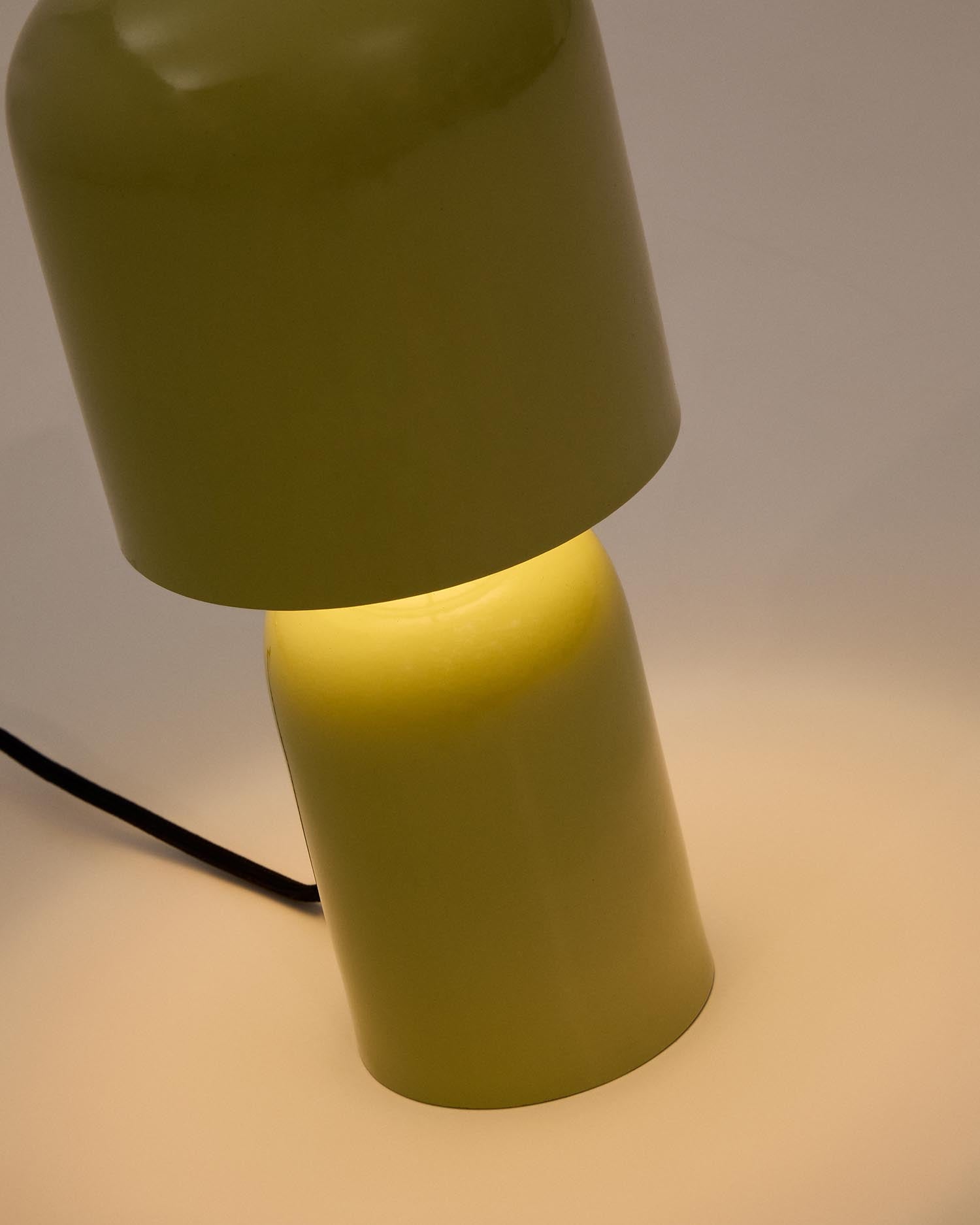 Tischleuchte Monze aus hellgrün lackiertem Metall in Grün präsentiert im Onlineshop von KAQTU Design AG. Tischleuchte ist von Kave Home