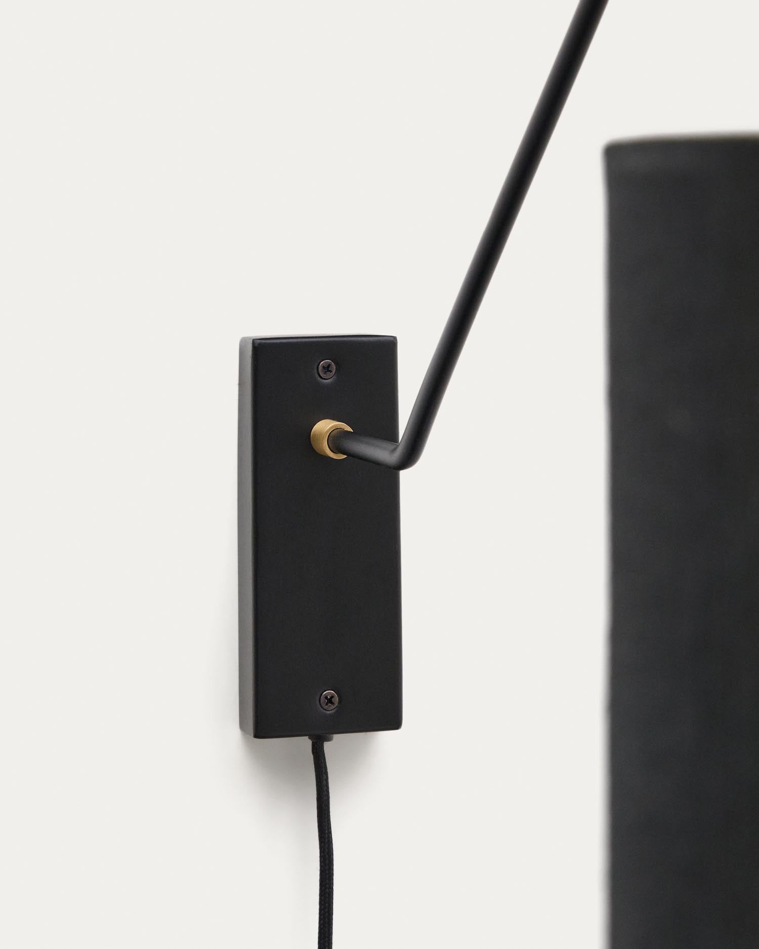 Moderne Wandleuchte Jex von Kave Home, aus robustem schwarz lackiertem Metall und Holz, perfekt für stimmungsvolle Akzente und individuelle Lichtgestaltung.