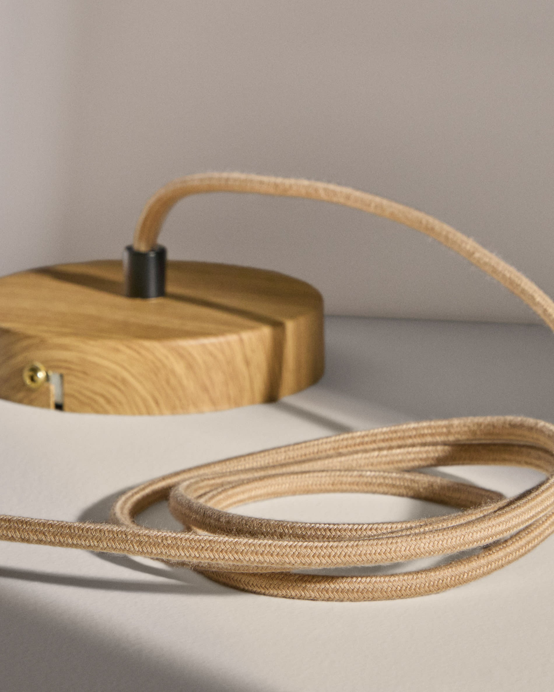 Lampenhalterung Kaede aus Metall mit Holzdekor 150 cm in Weiss präsentiert im Onlineshop von KAQTU Design AG. Kabel / Lampenfassung ist von Kave Home