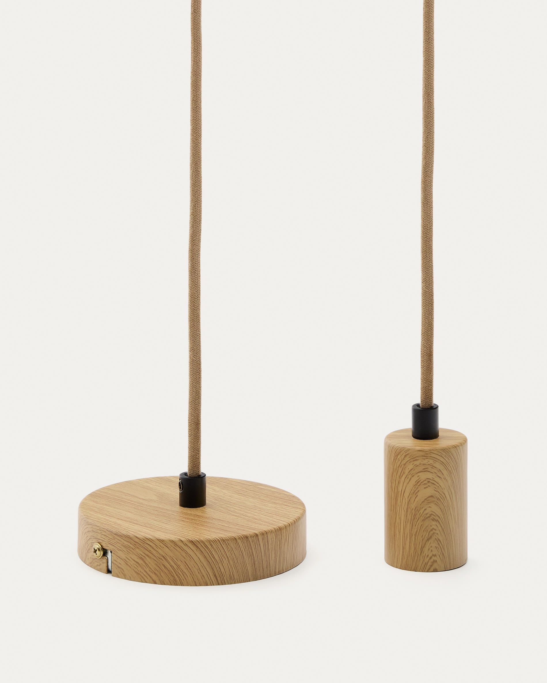 Lampenhalterung Kaede aus Metall mit Holzdekor 150 cm in Weiss präsentiert im Onlineshop von KAQTU Design AG. Kabel / Lampenfassung ist von Kave Home
