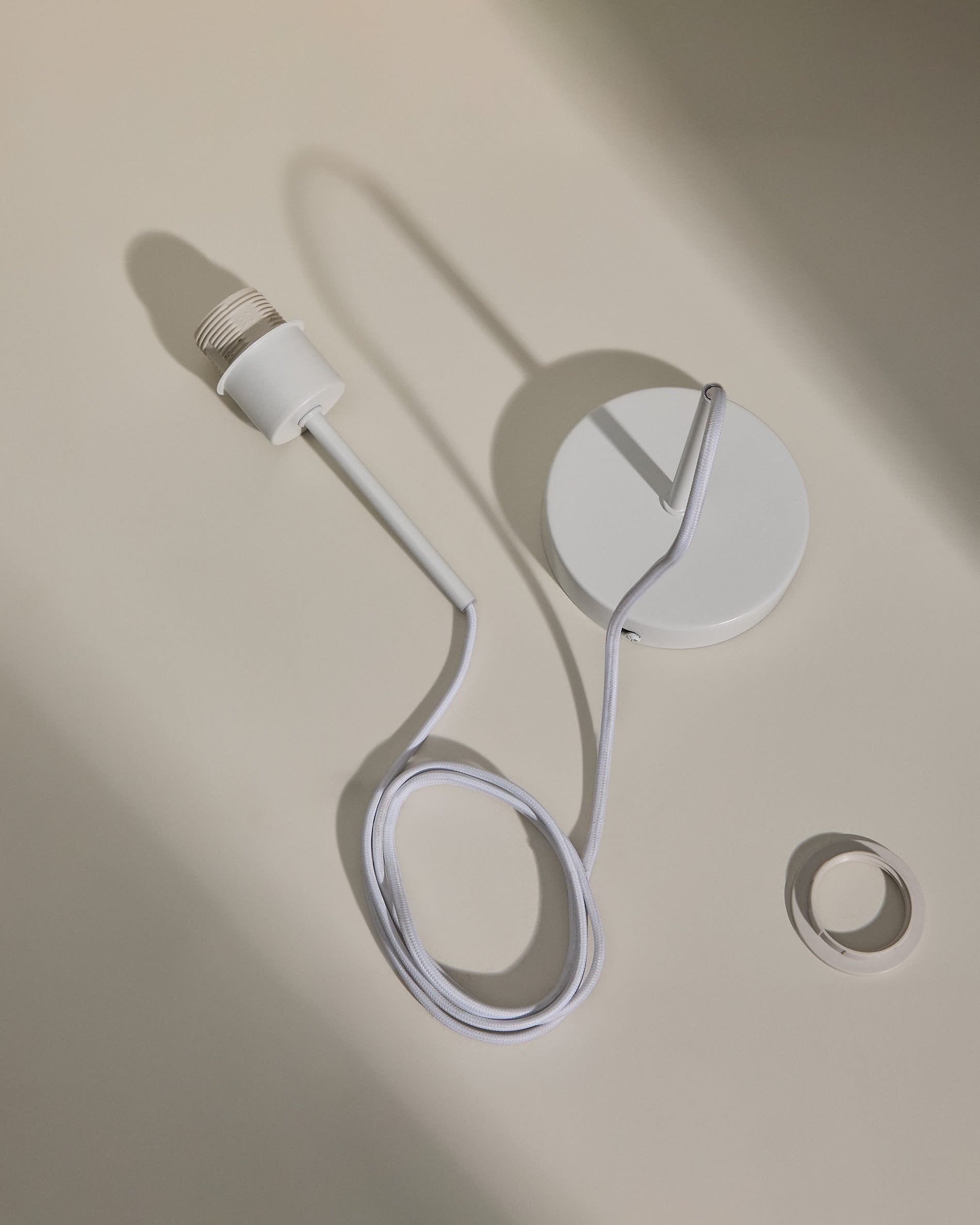 Lampenhalterung Fulvia aus Metall mit weissem Finish 250 cm in Weiss präsentiert im Onlineshop von KAQTU Design AG. Kabel / Lampenfassung ist von Kave Home