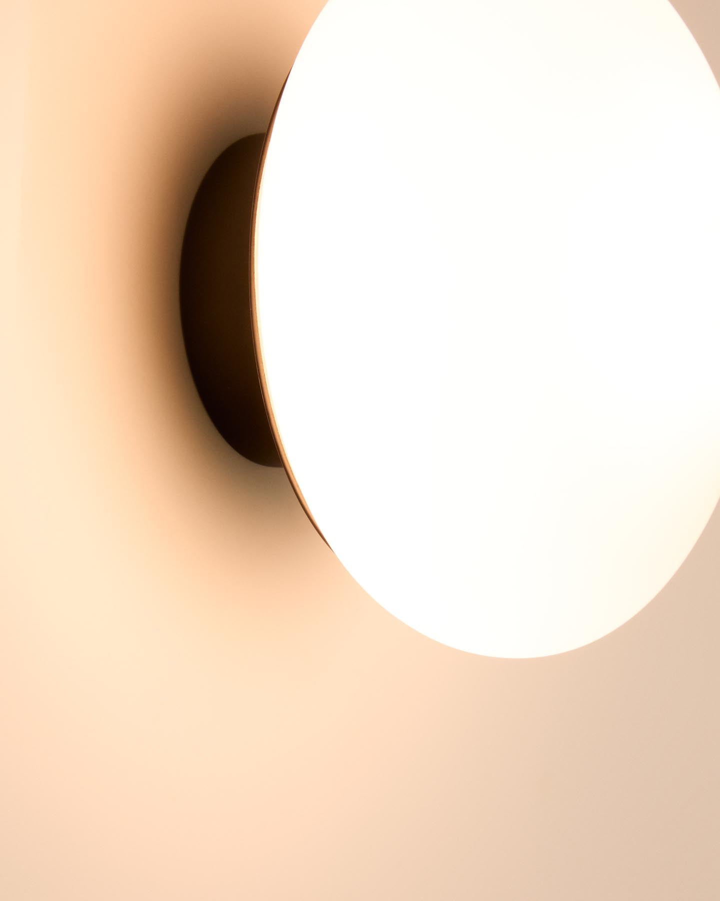 Wandleuchte Bamila aus Rauchglas und schwarzem Metall Ø 15 cm in Schwarz präsentiert im Onlineshop von KAQTU Design AG. Wandleuchte ist von Kave Home