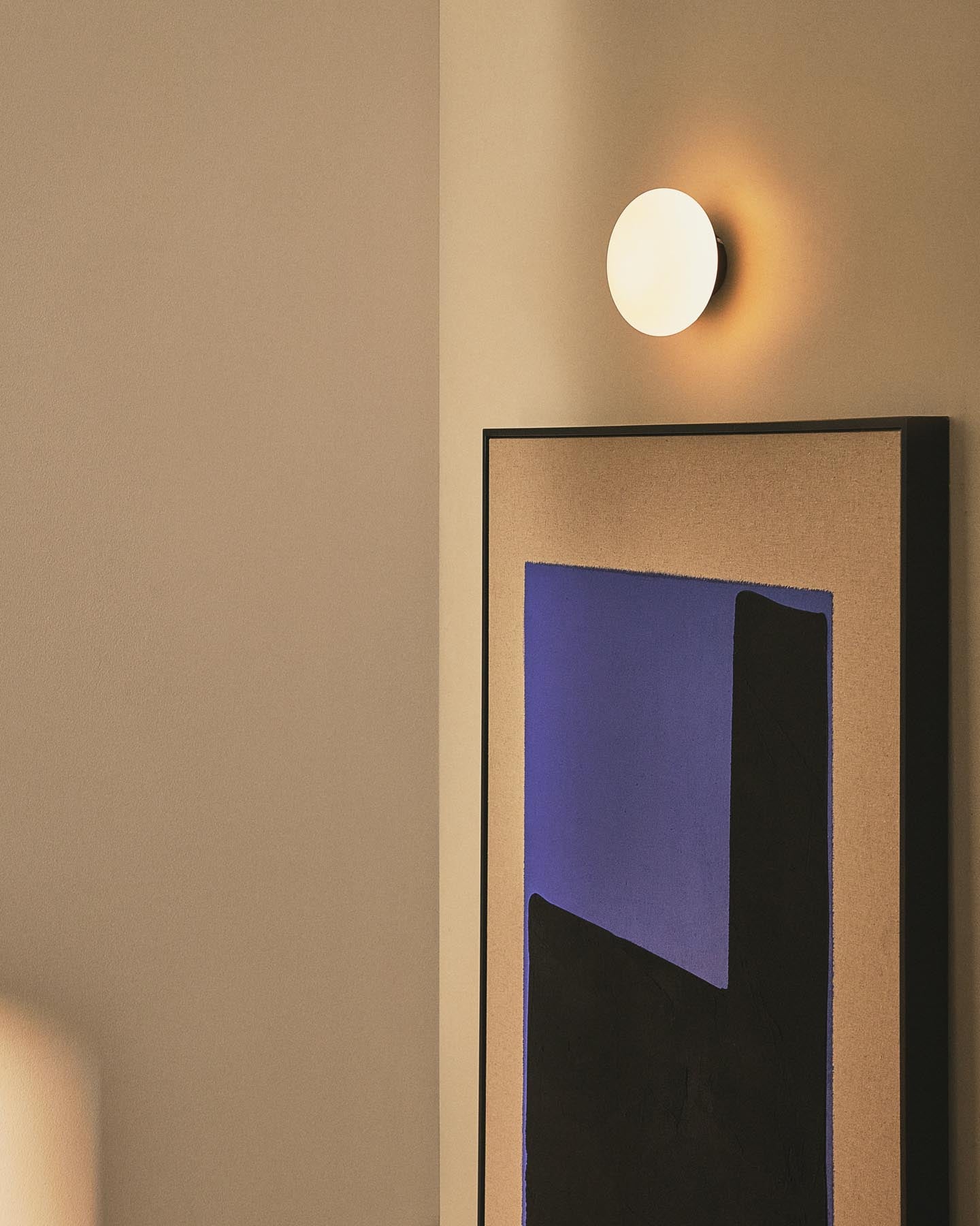 Wandleuchte Bamila aus Rauchglas und schwarzem Metall Ø 15 cm in Schwarz präsentiert im Onlineshop von KAQTU Design AG. Wandleuchte ist von Kave Home