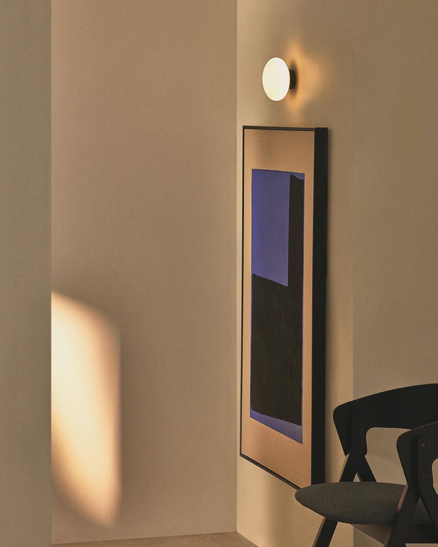 Wandleuchte Bamila aus Rauchglas und schwarzem Metall Ø 15 cm in Schwarz präsentiert im Onlineshop von KAQTU Design AG. Wandleuchte ist von Kave Home