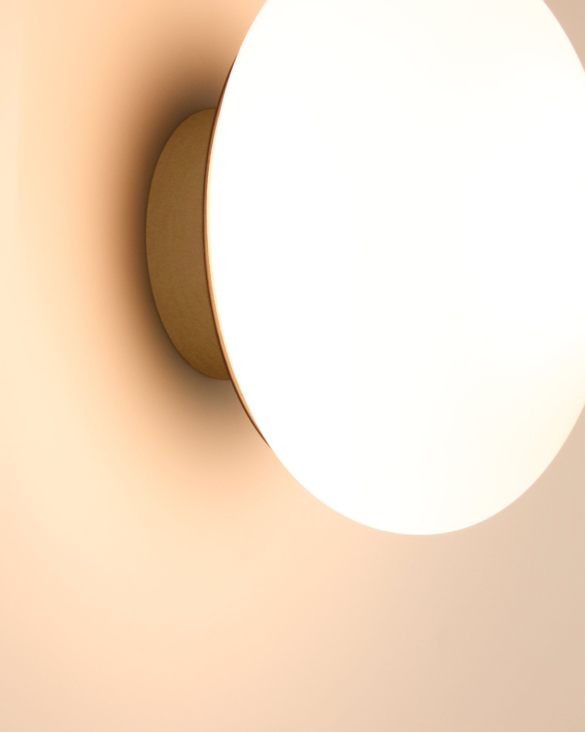 Wandleuchte Bamila aus Rauchglas und Nickel Ø 15 cm in Silber präsentiert im Onlineshop von KAQTU Design AG. Wandleuchte ist von Kave Home