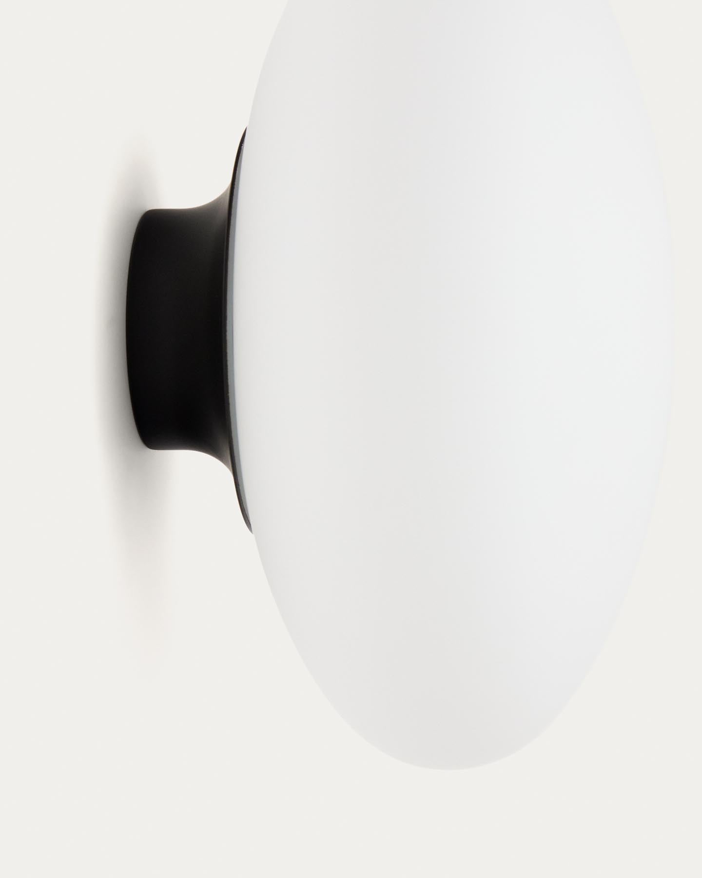 Wandleuchte Bamila aus Rauchglas und schwarzem Metall Ø 25 cm in Schwarz präsentiert im Onlineshop von KAQTU Design AG. Wandleuchte ist von Kave Home