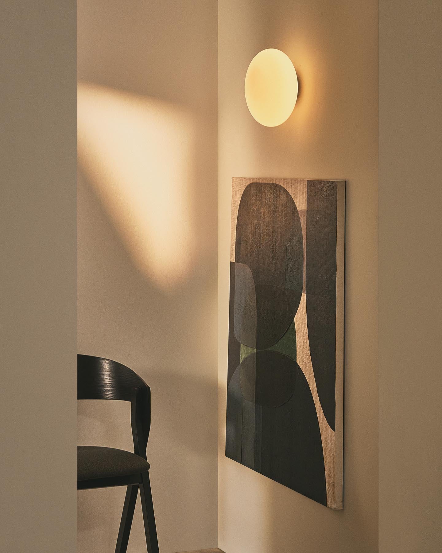 Wandleuchte Bamila aus Rauchglas und schwarzem Metall Ø 25 cm in Schwarz präsentiert im Onlineshop von KAQTU Design AG. Wandleuchte ist von Kave Home