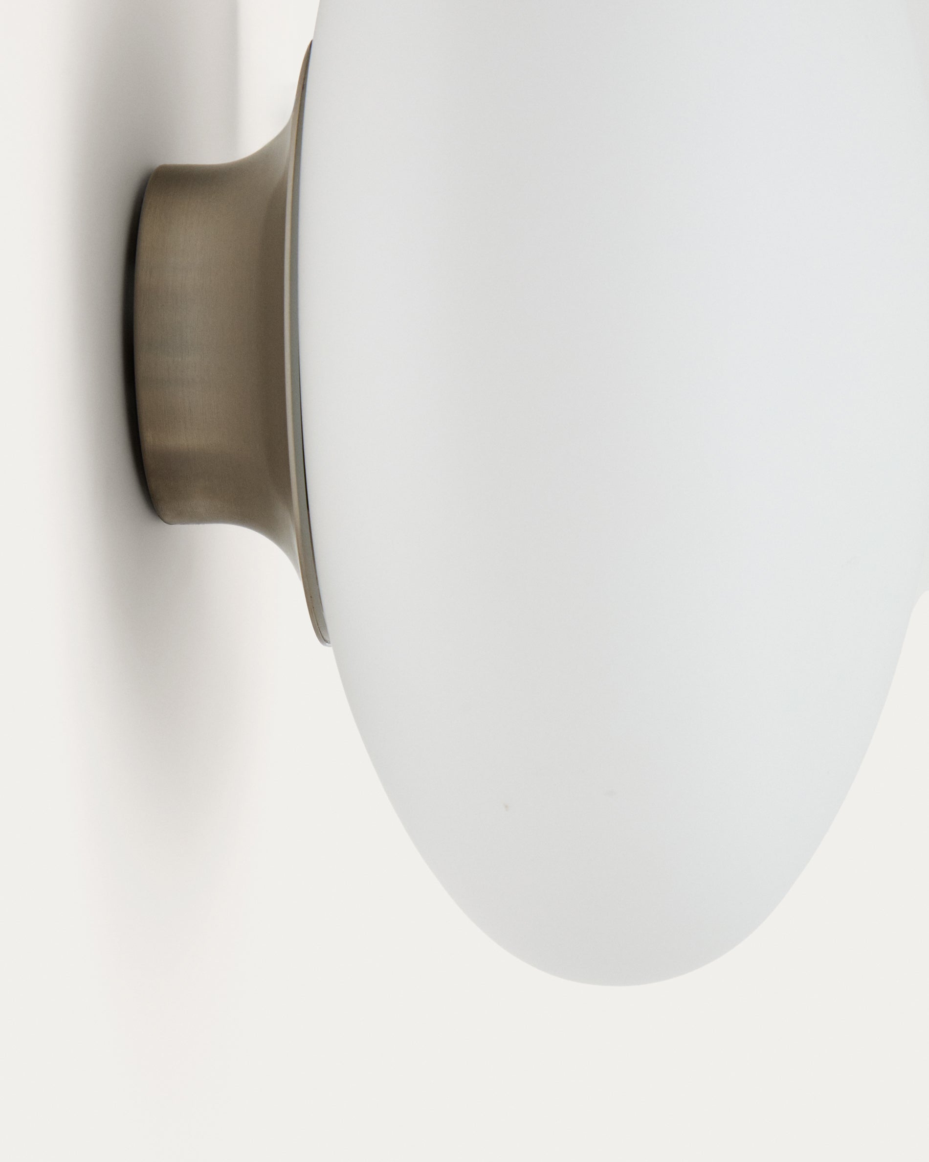 Wandleuchte Bamila aus Rauchglas und Nickel Ø 25 cm in Silber präsentiert im Onlineshop von KAQTU Design AG. Wandleuchte ist von Kave Home