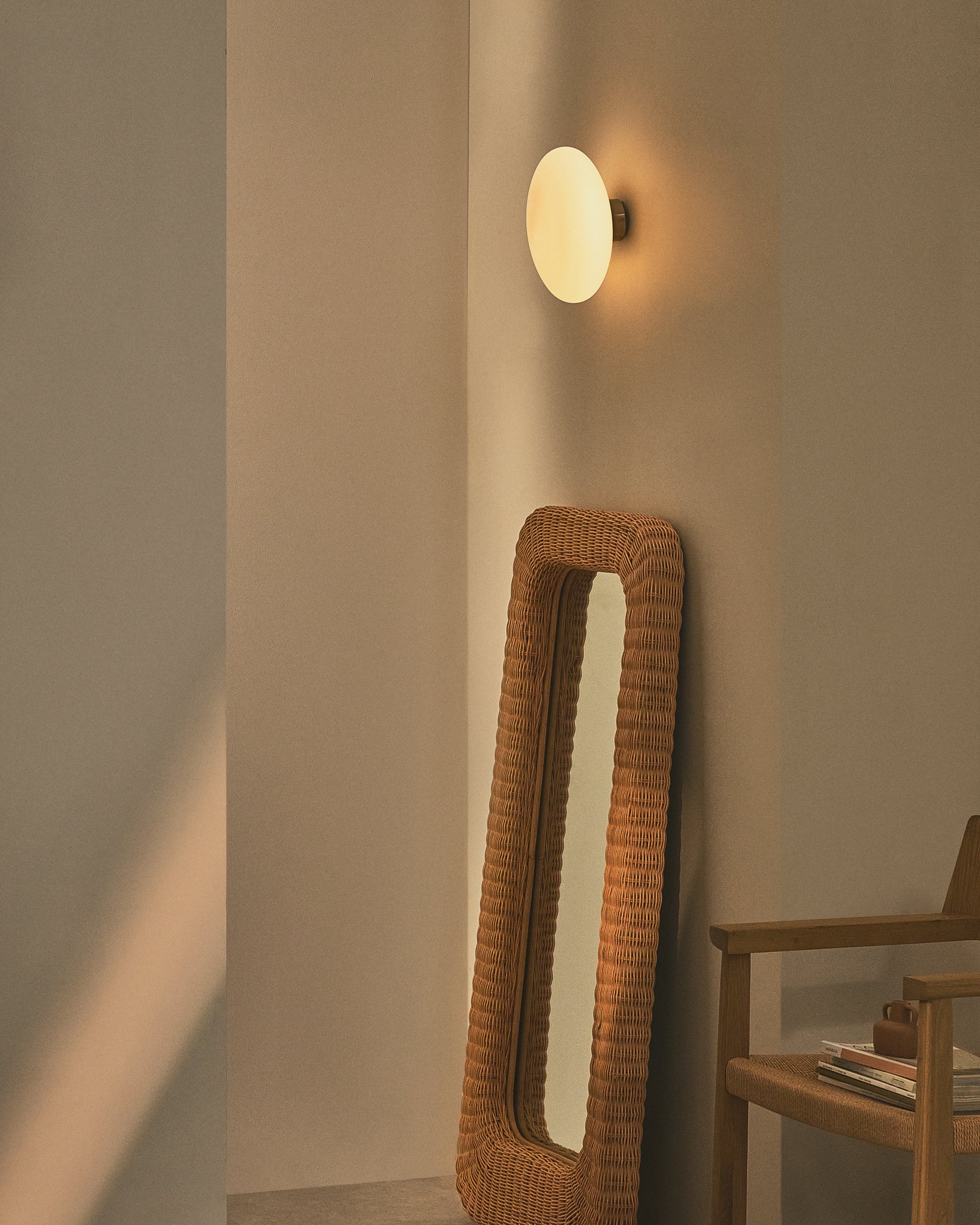 Wandleuchte Bamila aus Rauchglas und Nickel Ø 25 cm in Silber präsentiert im Onlineshop von KAQTU Design AG. Wandleuchte ist von Kave Home