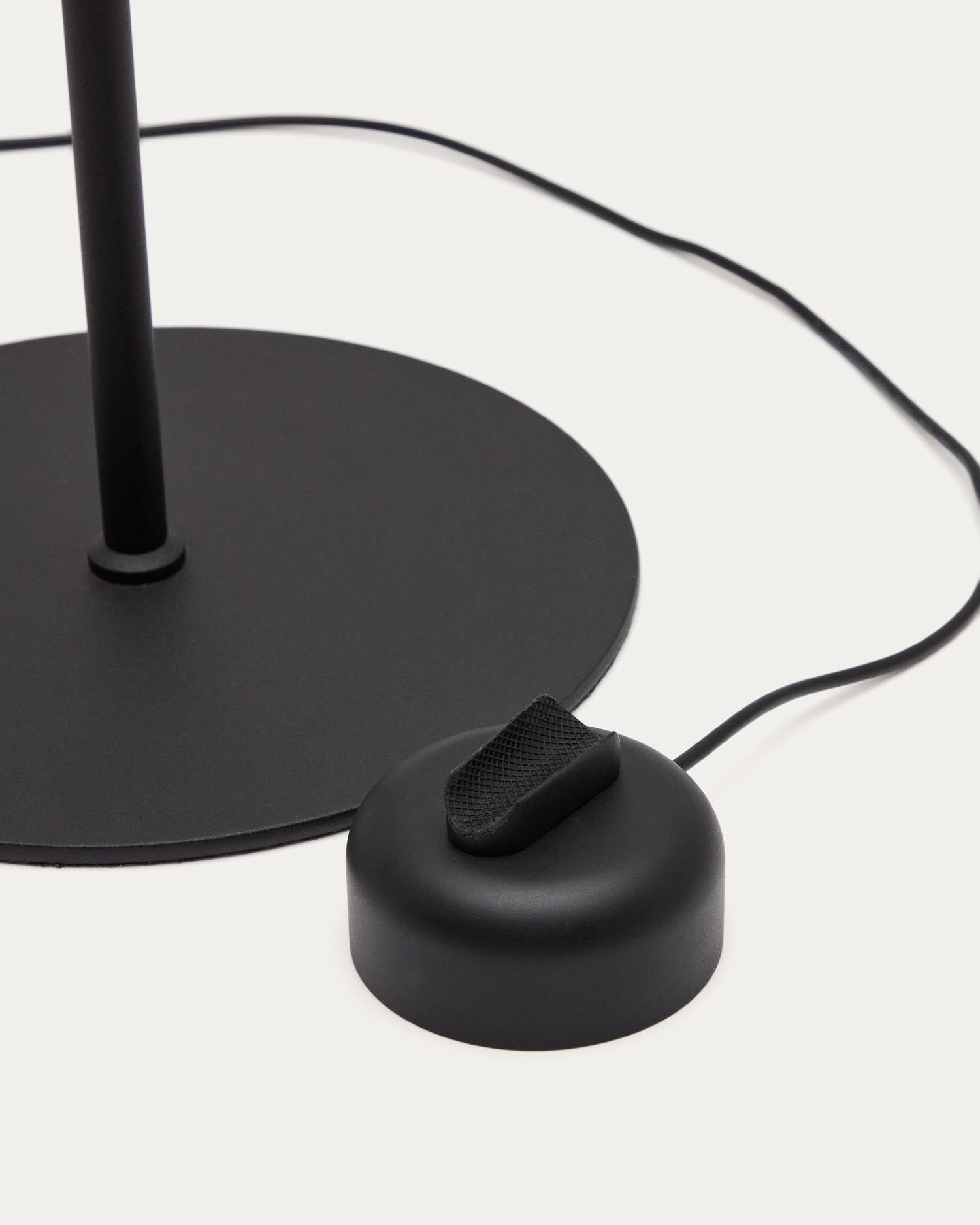 Die Stehlampe Orey von Kave Home vereint modernes, schwarzes Metall mit einem anpassbaren LED-Lichtpunkt für stilvolle und flexible Raumbeleuchtung.