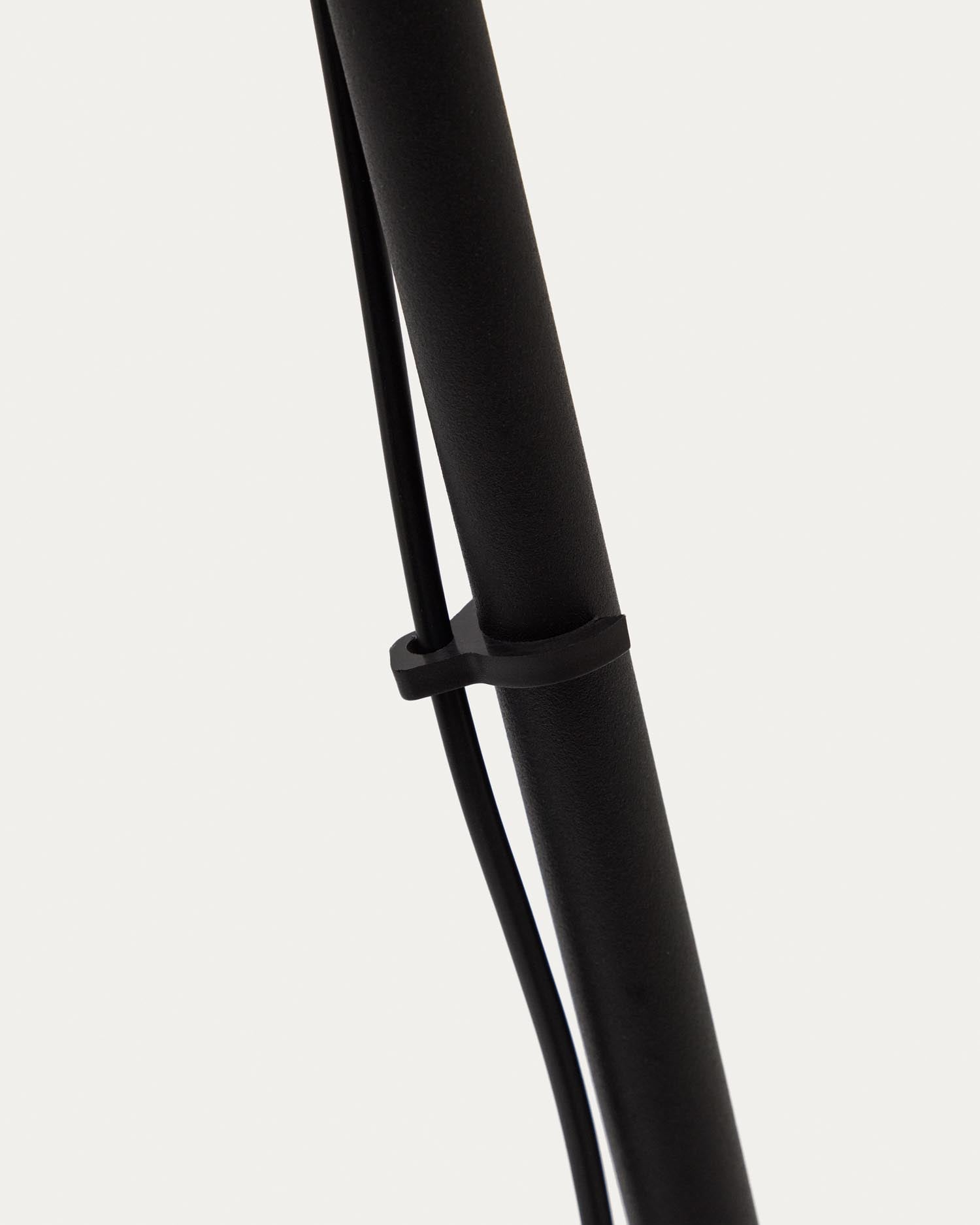 Die Stehlampe Orey von Kave Home kombiniert elegantes Design aus schwarzem Metall mit einem vielseitigen, dimmbaren LED-Lichtpunkt für individuelle Beleuchtung.