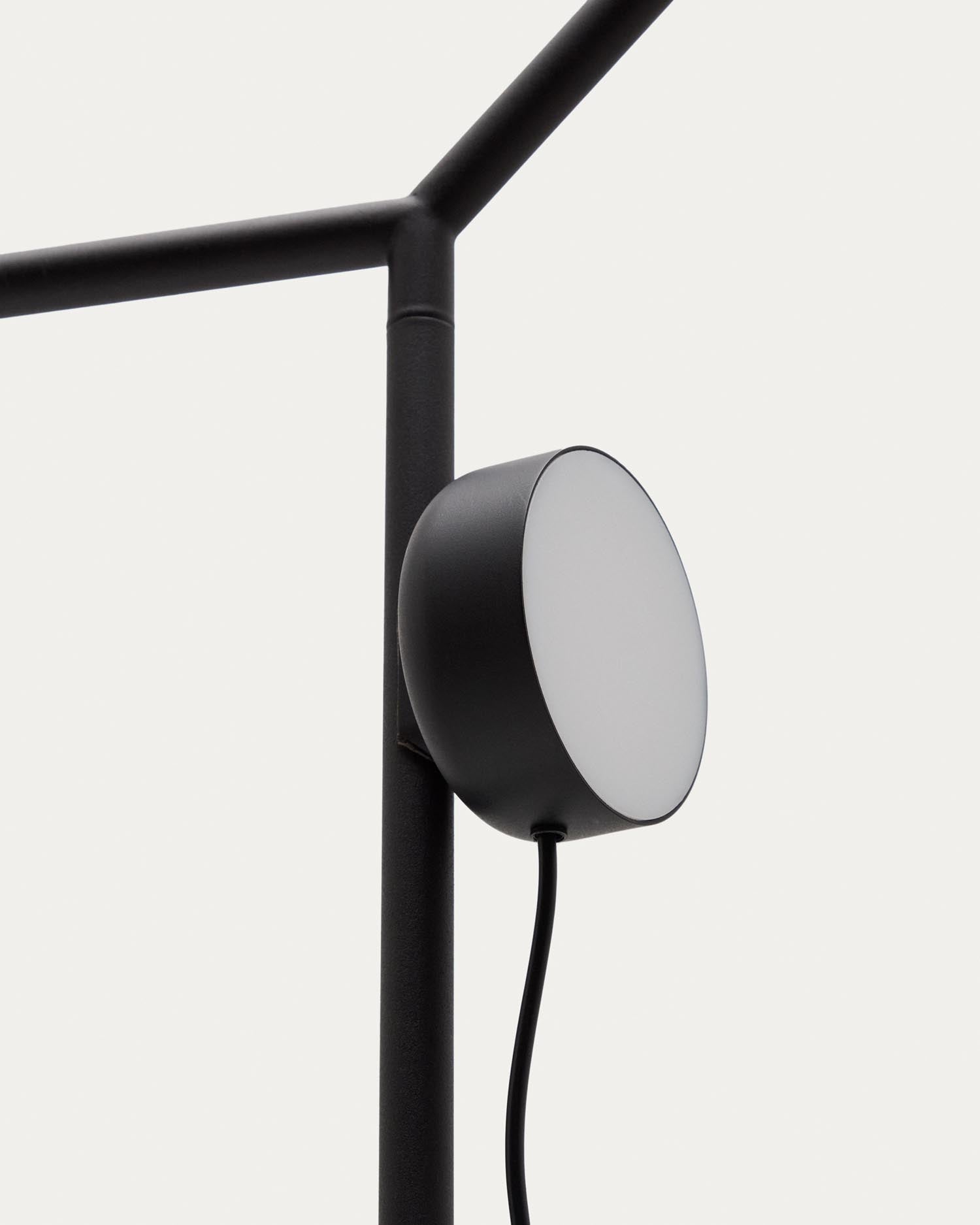 Die Stehlampe Orey von Kave Home vereint modernes, schwarzes Metall mit einem flexiblen, dimmbaren Lichtpunkt für stilvolle und anpassbare Raumbeleuchtung.