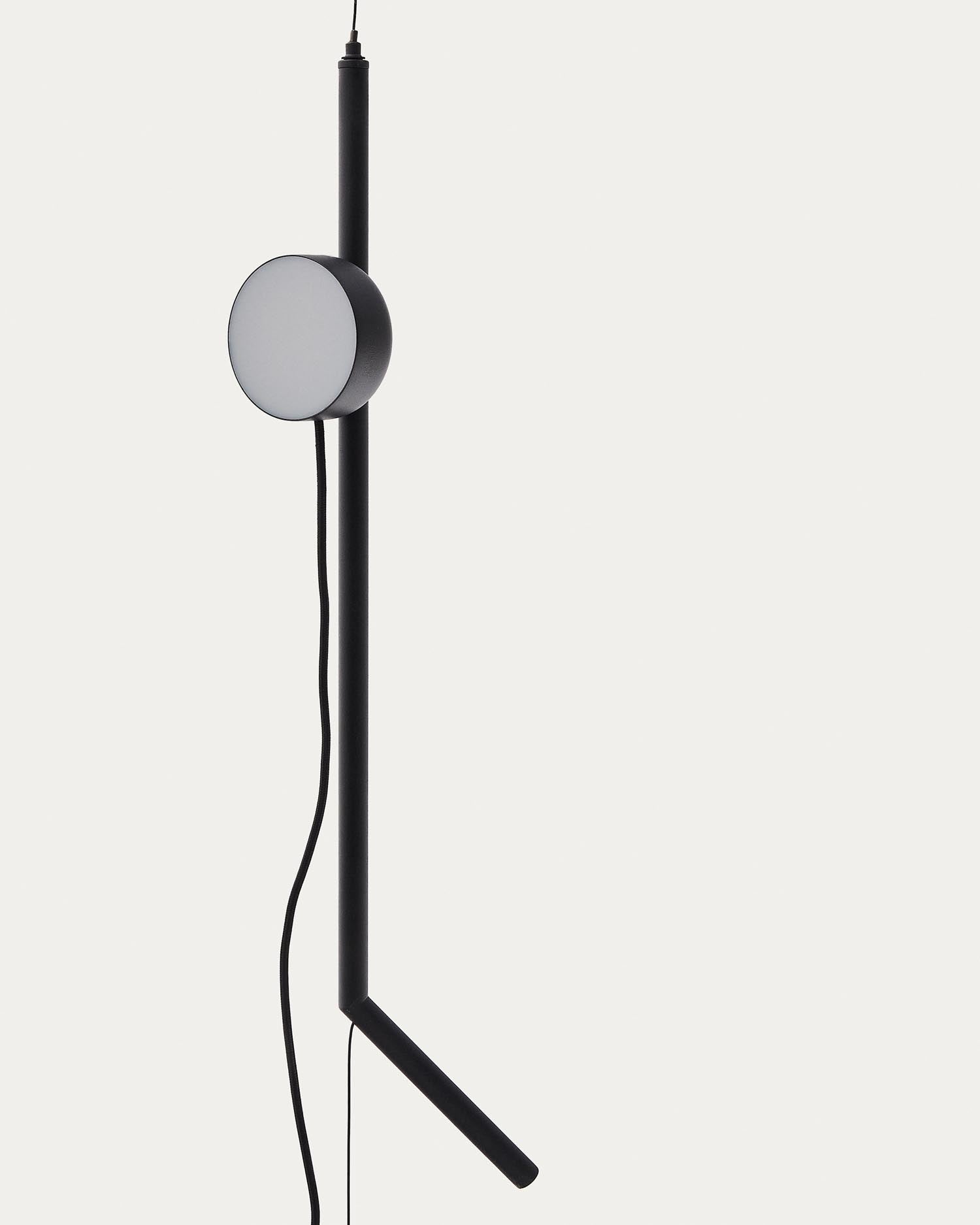 Entdecken Sie die Orey Stehleuchte von Kave Home: Elegantes, flexibles Design aus schwarzem Metall mit warmem Licht und modularer Beleuchtungslösung.