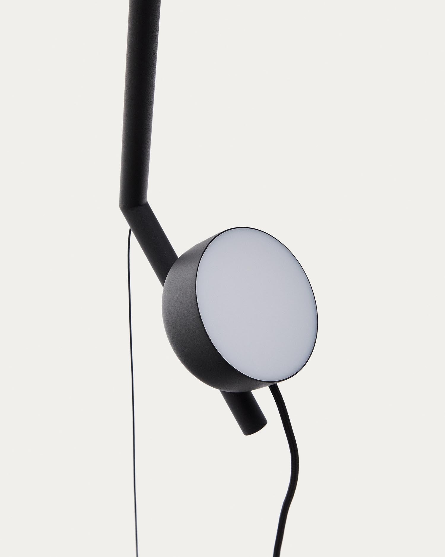 Entdecken Sie die Orey Stehleuchte von Kave Home: Elegantes, flexibles Design aus schwarzem Metall mit warmem Licht und innovativem, anpassbarem Beleuchtungssystem.