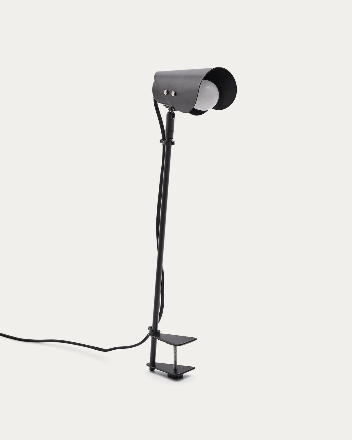 Schreibtischlampe mit Klemme Jula aus schwarzem Metall in Schwarz präsentiert im Onlineshop von KAQTU Design AG. Tischleuchte ist von Kave Home