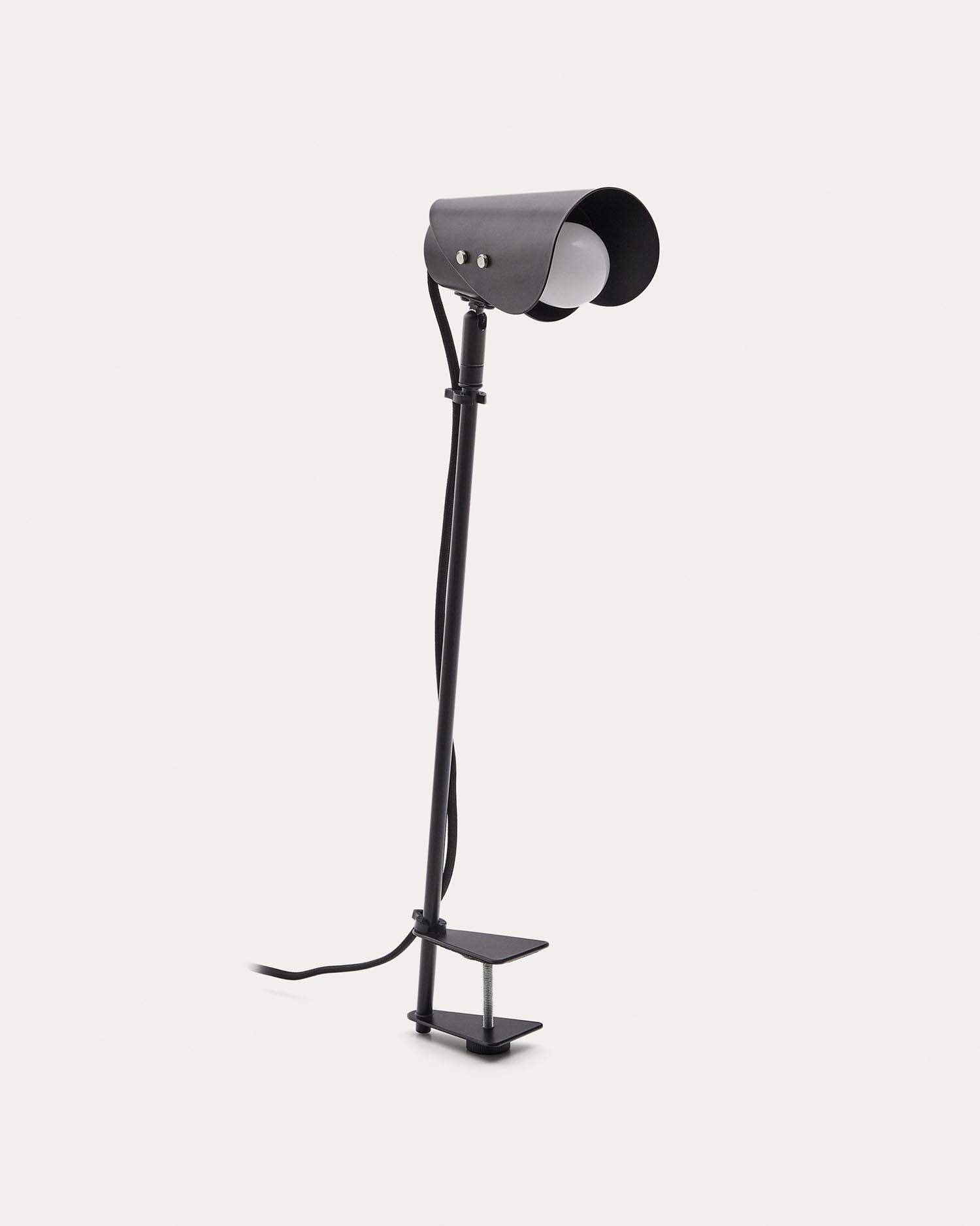 Schreibtischlampe mit Klemme Jula aus schwarzem Metall in Schwarz präsentiert im Onlineshop von KAQTU Design AG. Tischleuchte ist von Kave Home