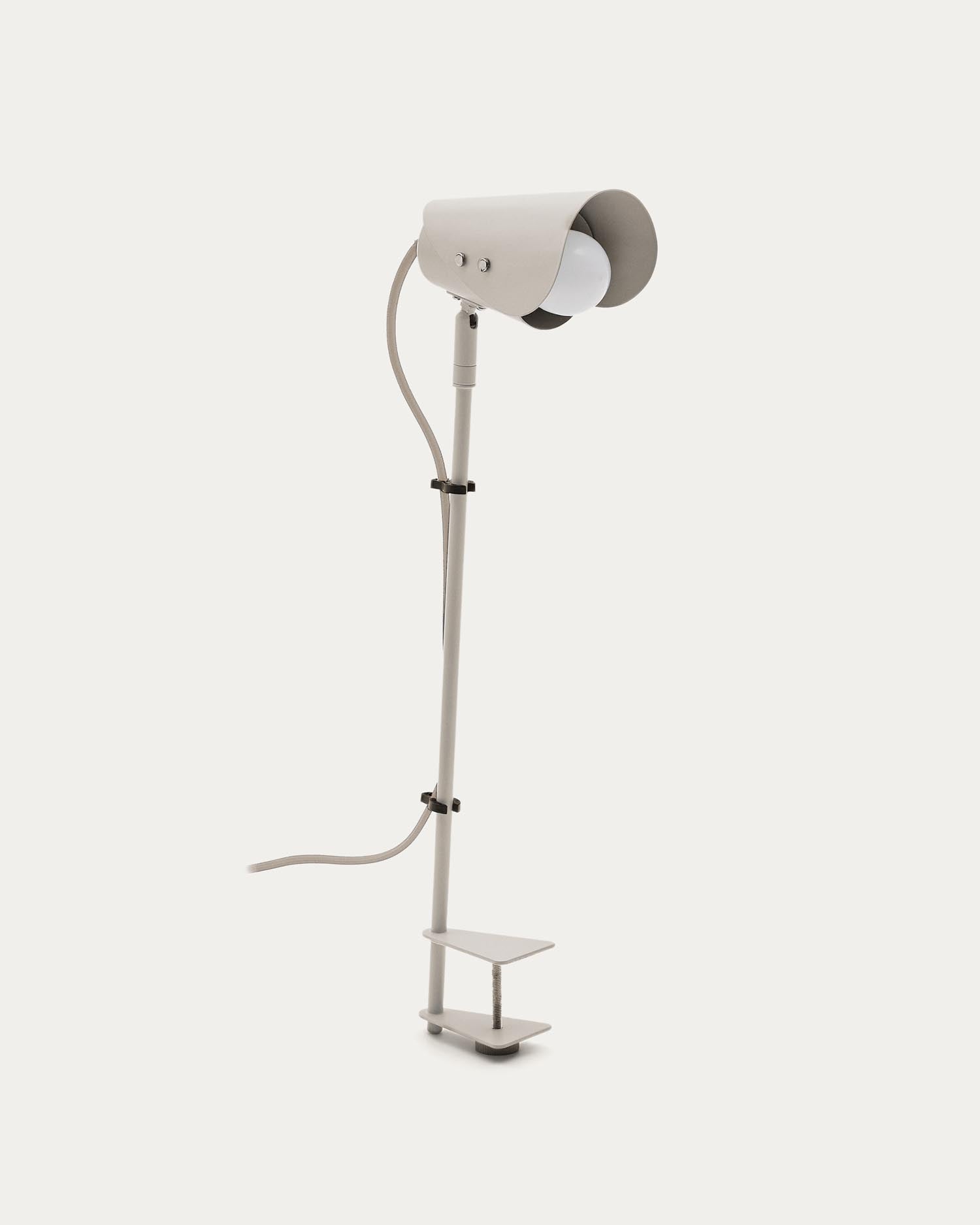 Schreibtischlampe mit Klemme Jula aus grauem Metall in Grau präsentiert im Onlineshop von KAQTU Design AG. Tischleuchte ist von Kave Home