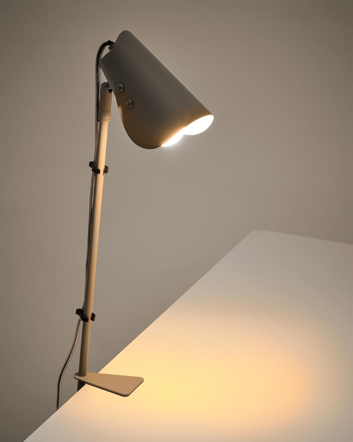 Die Klemme-Schreibtischlampe Jula von Kave Home bietet elegantes Design und anpassbare Beleuchtung. Ideal für jeden Arbeitsplatz oder Wohnraum.