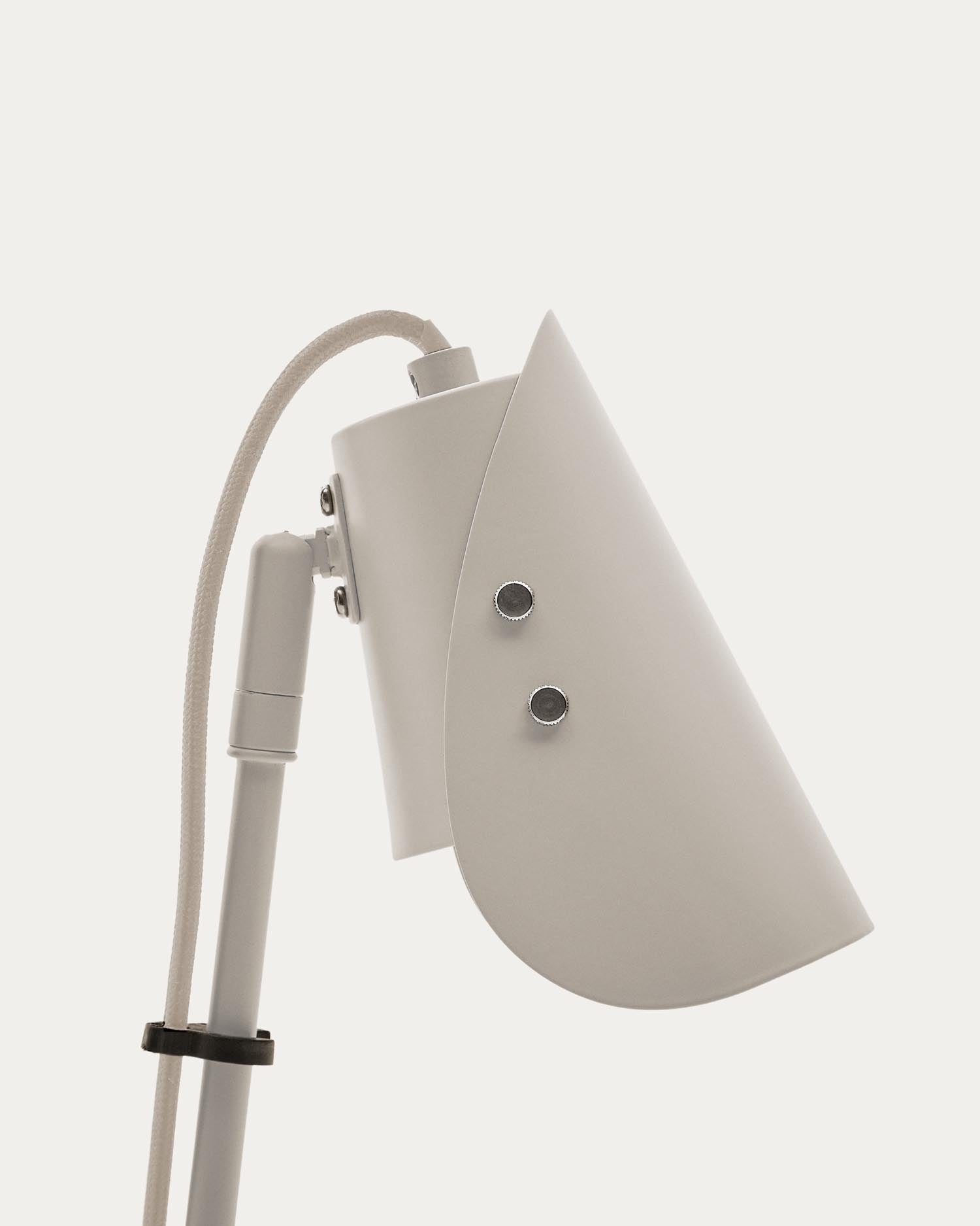 Die Jula Schreibtischlampe von Kave Home vereint modernes Design mit flexibler Beleuchtung. Perfekt für Schreibtische und gemütliche Ecken.