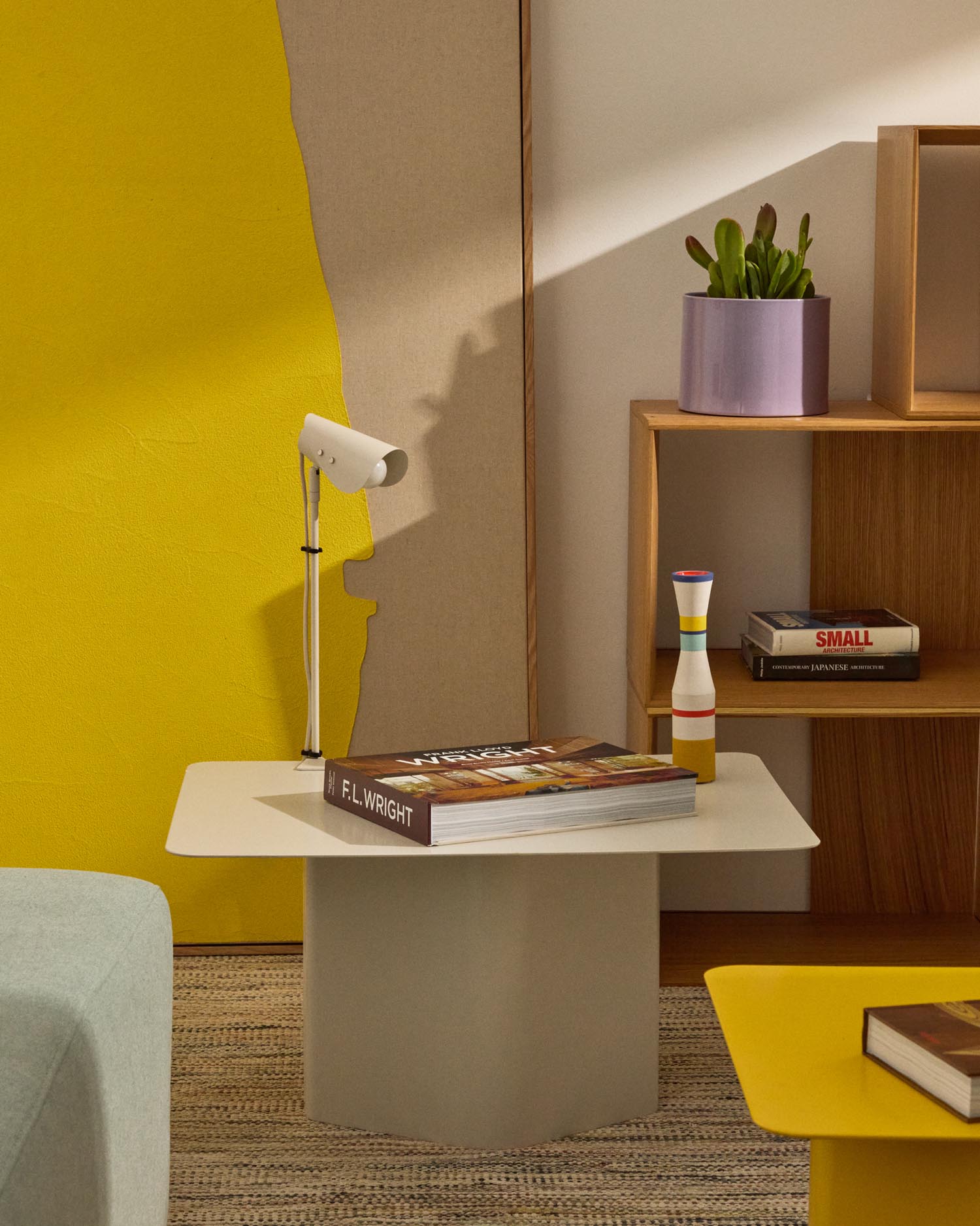 Die Jula Schreibtischlampe von Kave Home vereint modernes Design mit praktischer Flexibilität. Perfekt für stilvolle Beleuchtung in jedem Raum.