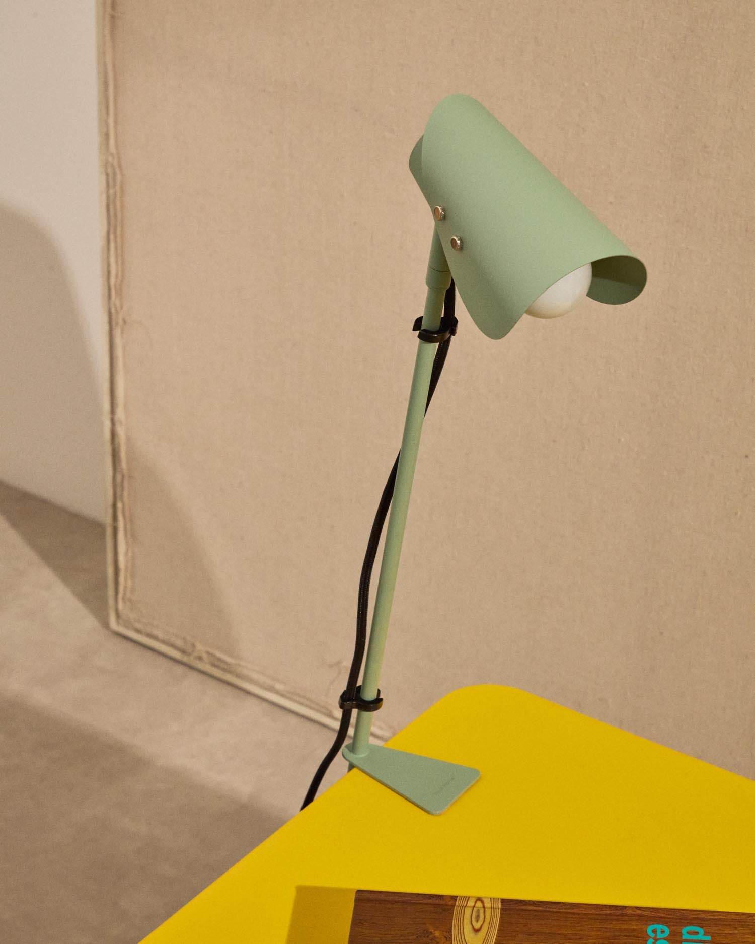 Entdecken Sie die stilvolle Schreibtischlampe Jula von Kave Home. Mit flexibler Klemme und modernem Design aus grünem Metall ist sie ideal für jeden Arbeitsplatz.