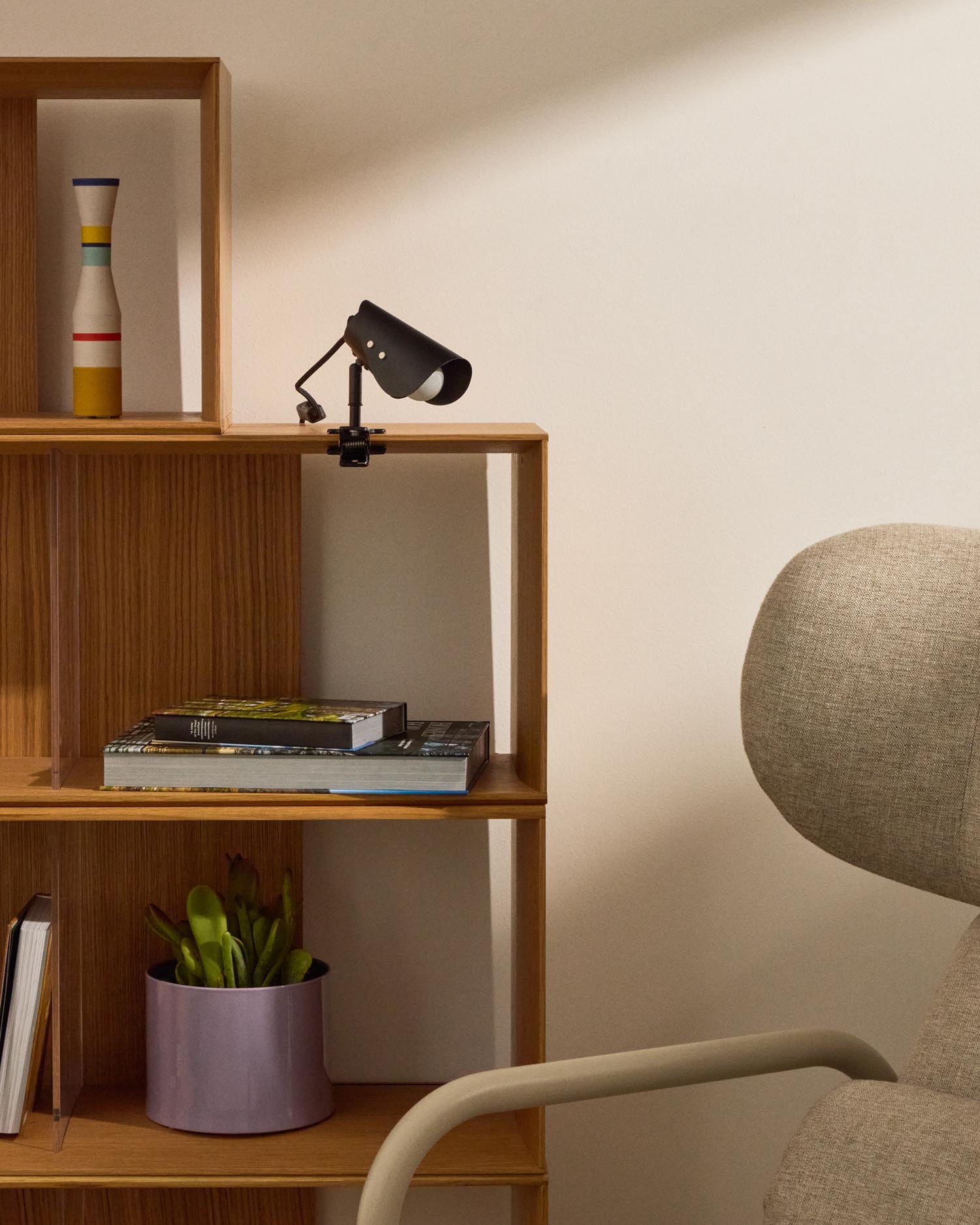 Die Klemmlampe Jula von Kave Home vereint modernes Design und Funktionalität. Perfekt für Leseecken, bietet sie stilvolles Licht und vielseitige Einsatzmöglichkeiten.