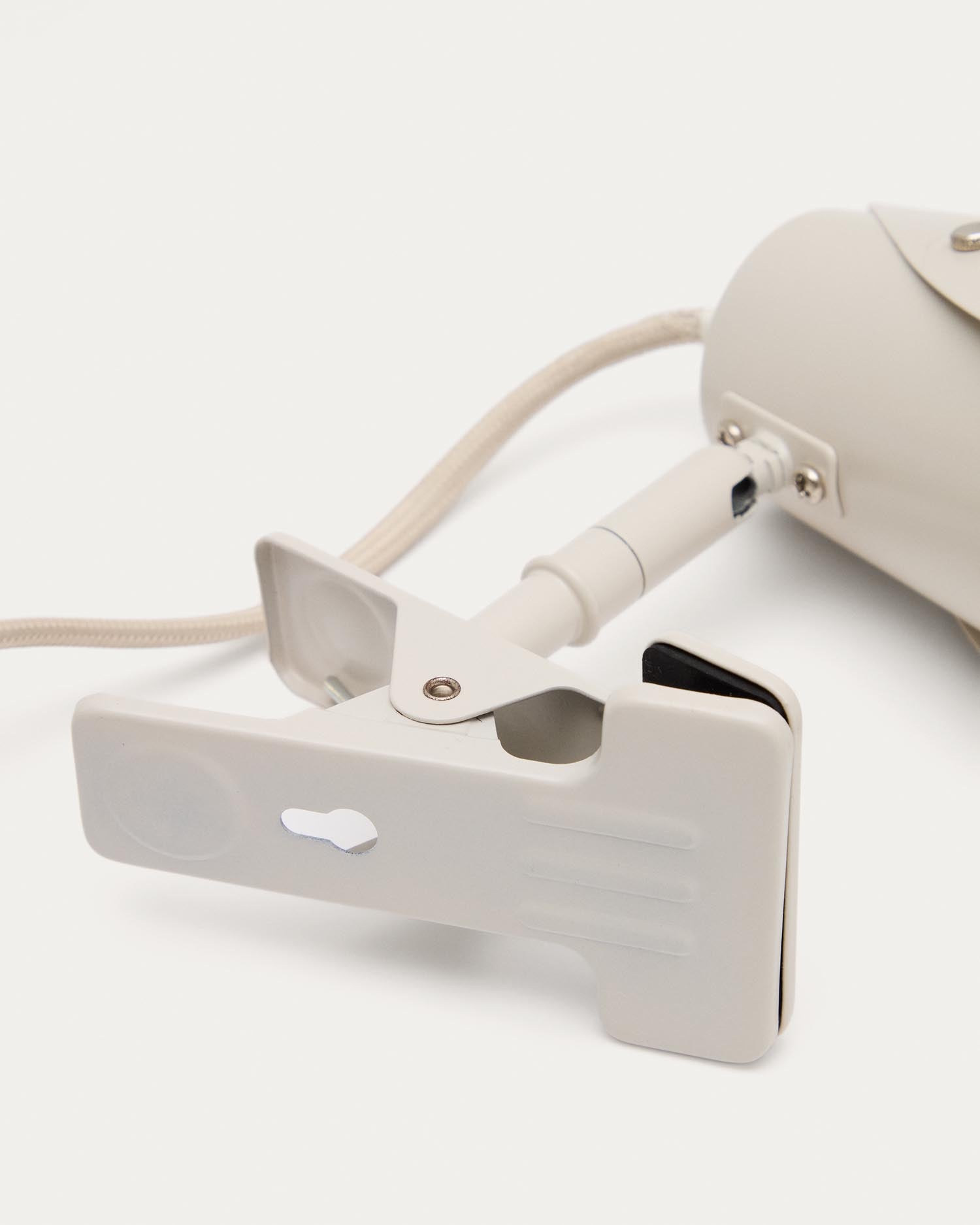 Die Jula Klemmlampe von Kave Home vereint modernes Design mit praktischer Funktionalität. Ideal für Leseecken und Arbeitsplätze.