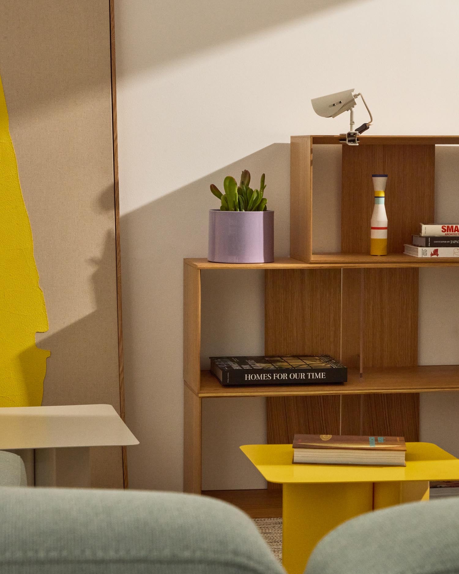 Die Klemmlampe Jula von Kave Home vereint modernes Design und Funktionalität. Flexibel einstellbar, ideal für gemütliche Leseecken.