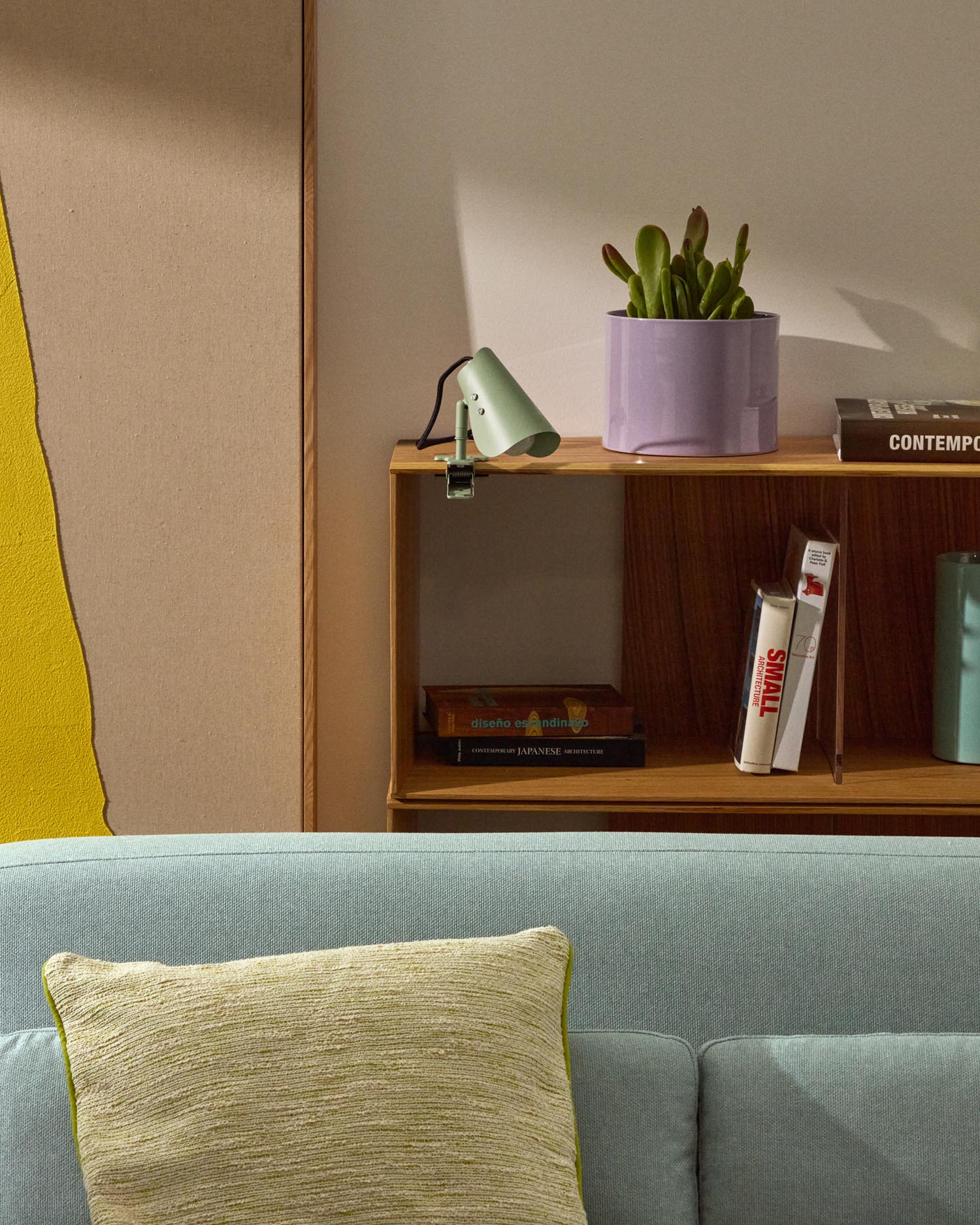 Erleben Sie die vielseitige Jula Klemmlampe aus grünem Metall von Kave Home – perfekt für gemütliche Leseecken und moderne Arbeitsbereiche.