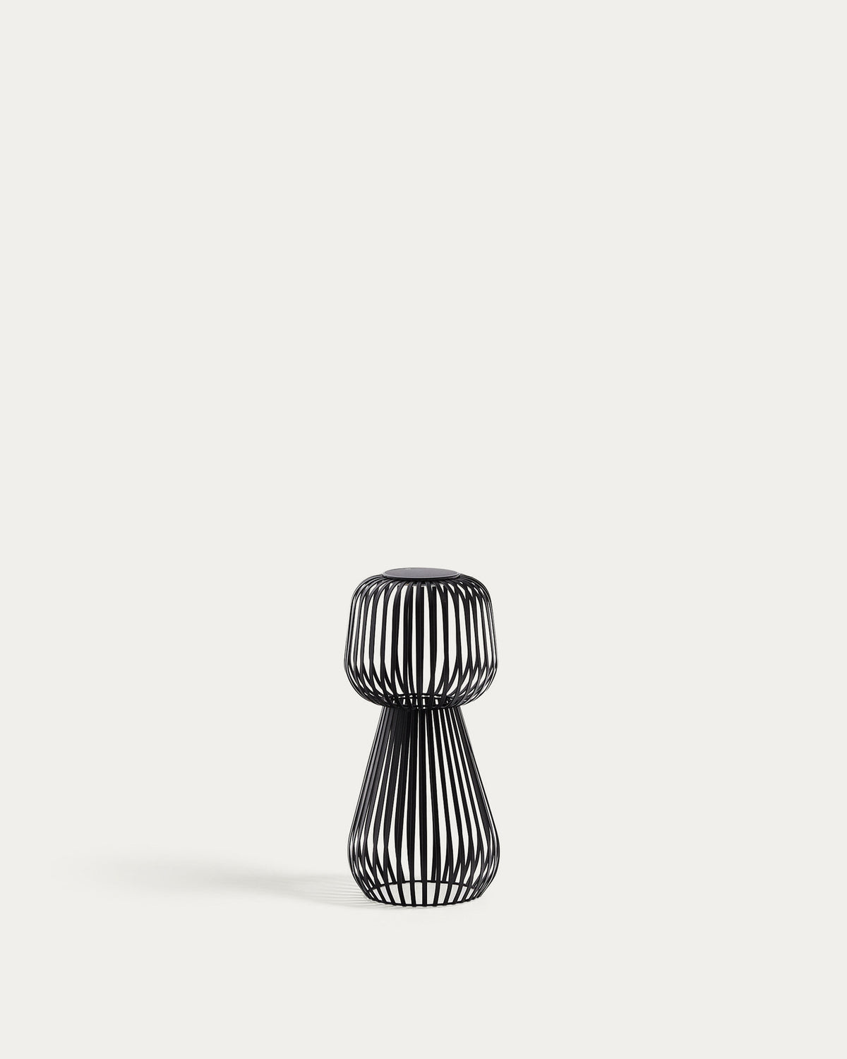 Solar-Tischlampe Reiba aus schwarzem Metall in Schwarz präsentiert im Onlineshop von KAQTU Design AG. Outdoor Tischleuchte ist von Kave Home