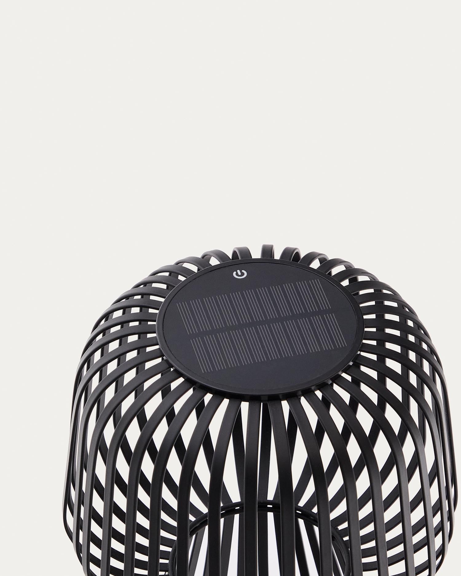 Entdecken Sie die stilvolle Solar-Tischlampe Reiba aus schwarzem Metall von Kave Home – perfekte Beleuchtung für Ihren Außenbereich!