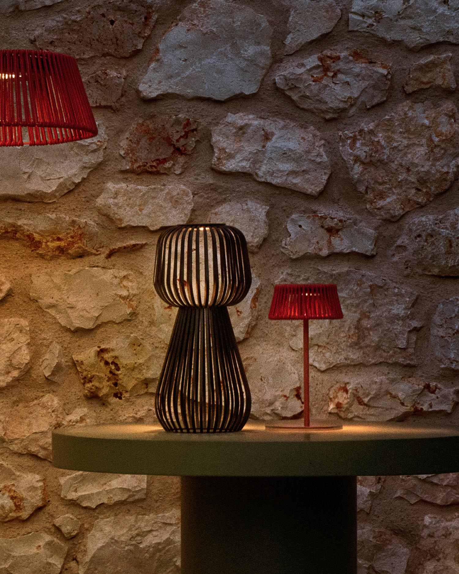 Entdecken Sie die stilvolle Solar-Tischlampe Reiba aus robustem schwarzem Metall von Kave Home – perfekte Beleuchtung für Ihren Außenbereich!