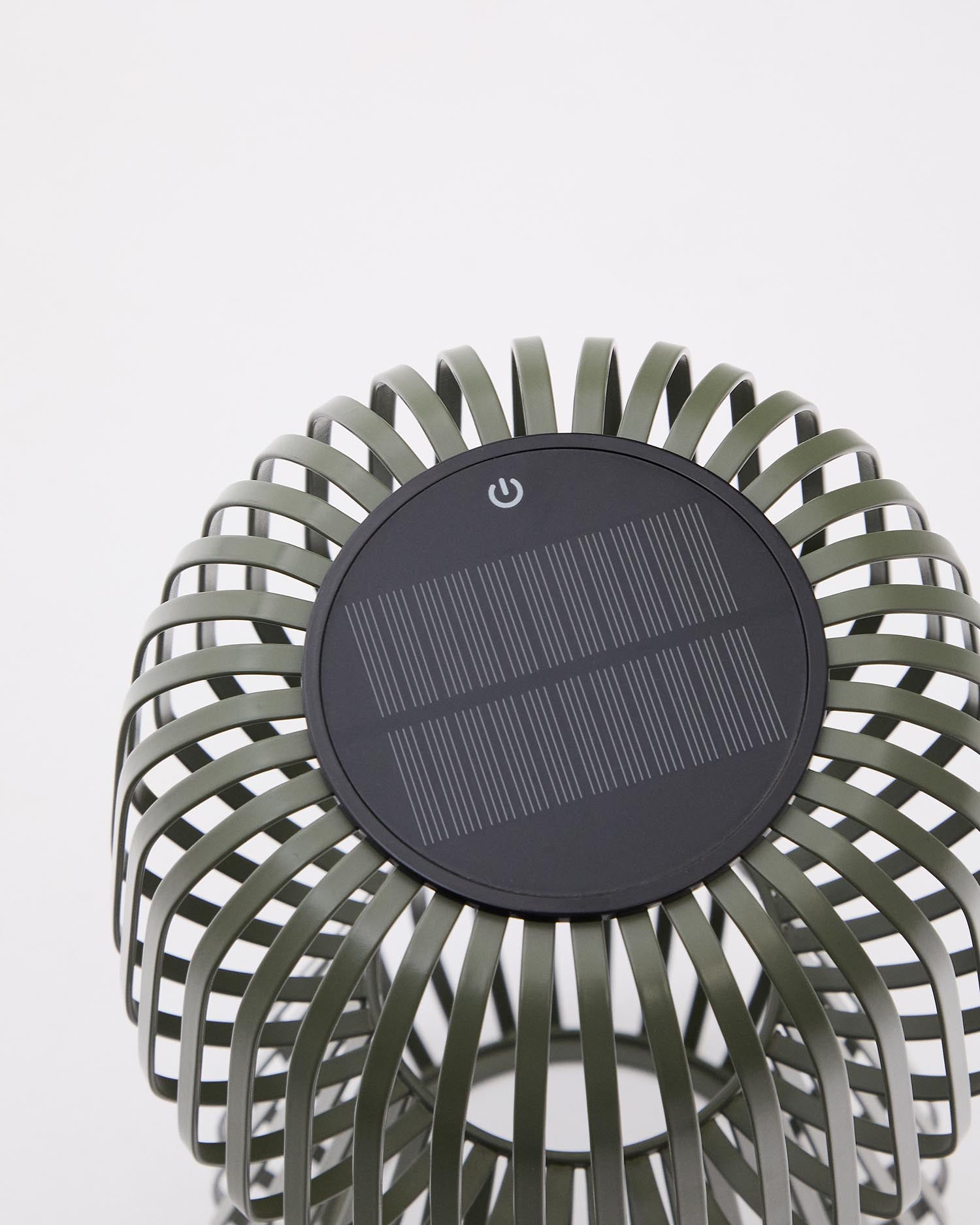 Entdecken Sie die stilvolle Solar-Tischlampe Reiba aus grünem Metall von Kave Home – die perfekte Wahl für nachhaltige und moderne Außenbeleuchtung!