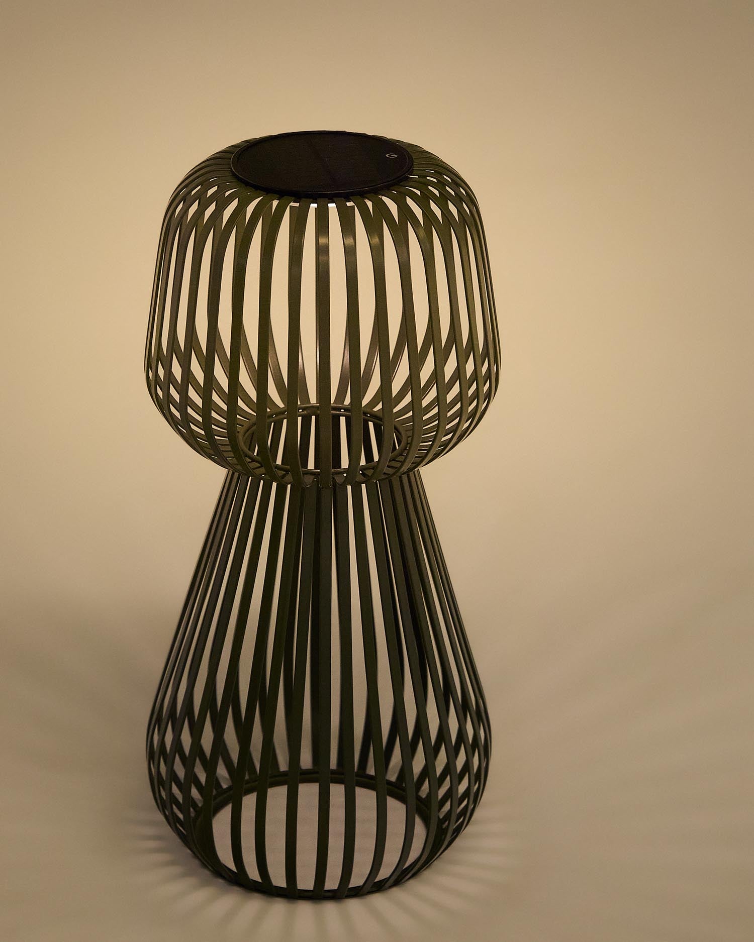 Erleben Sie die elegante Solar-Tischlampe Reiba aus grünem Metall von Kave Home – ideal für stimmungsvolle und umweltfreundliche Außenbeleuchtung!