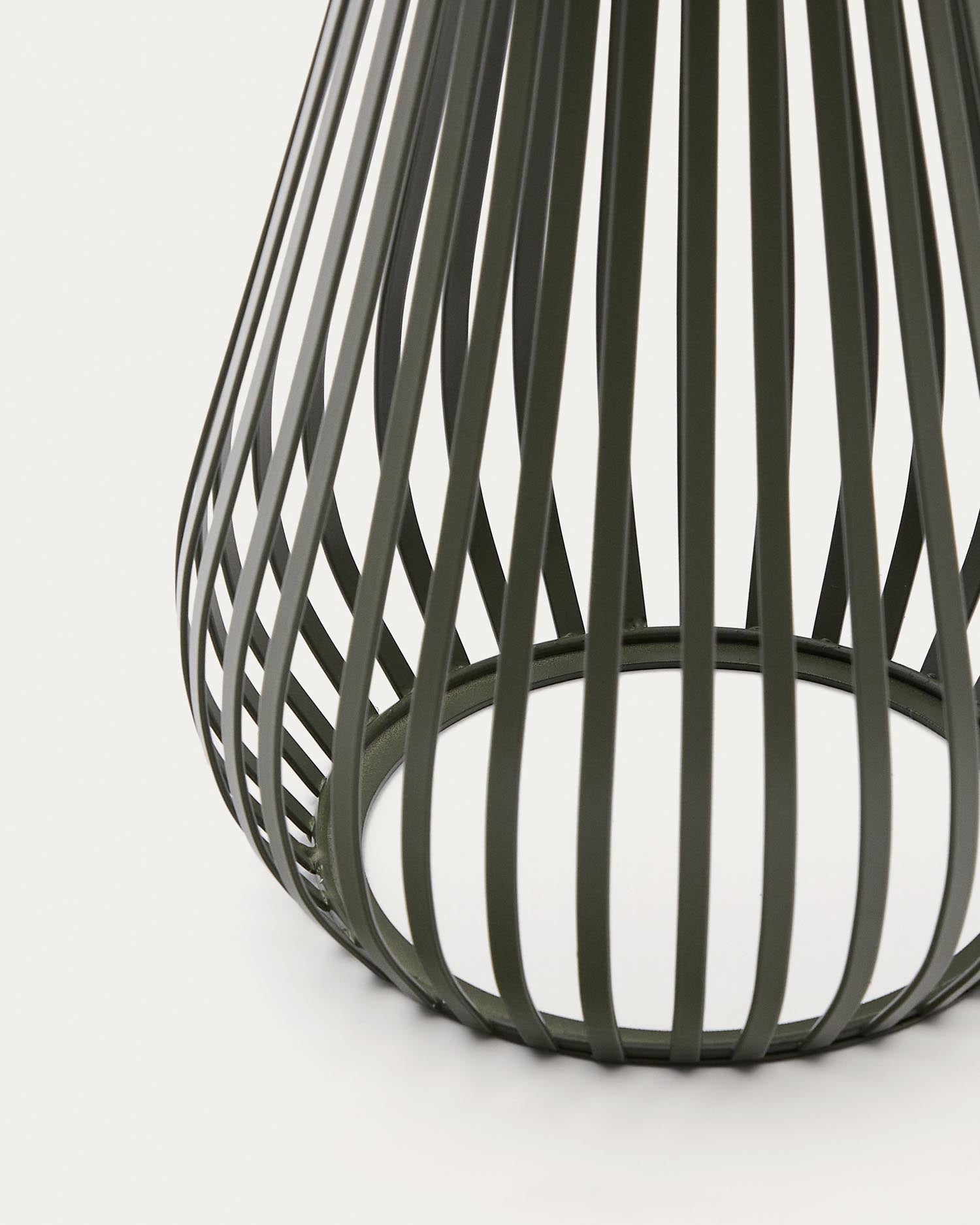 Erleben Sie die elegante Solar-Tischlampe Reiba aus grünem Metall von Kave Home – ideal für stimmungsvolle und umweltfreundliche Außenbeleuchtung!