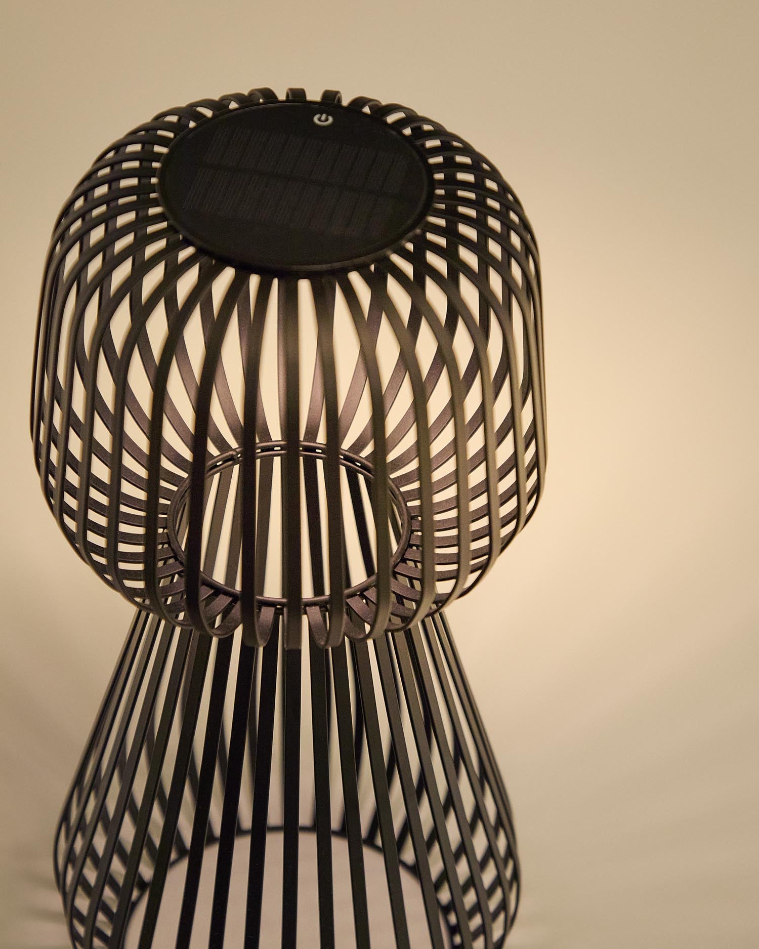 Entdecken Sie die stilvolle Solar-Tischlampe Reiba aus grünem Metall von Kave Home – die perfekte Wahl für nachhaltige und moderne Außenbeleuchtung!