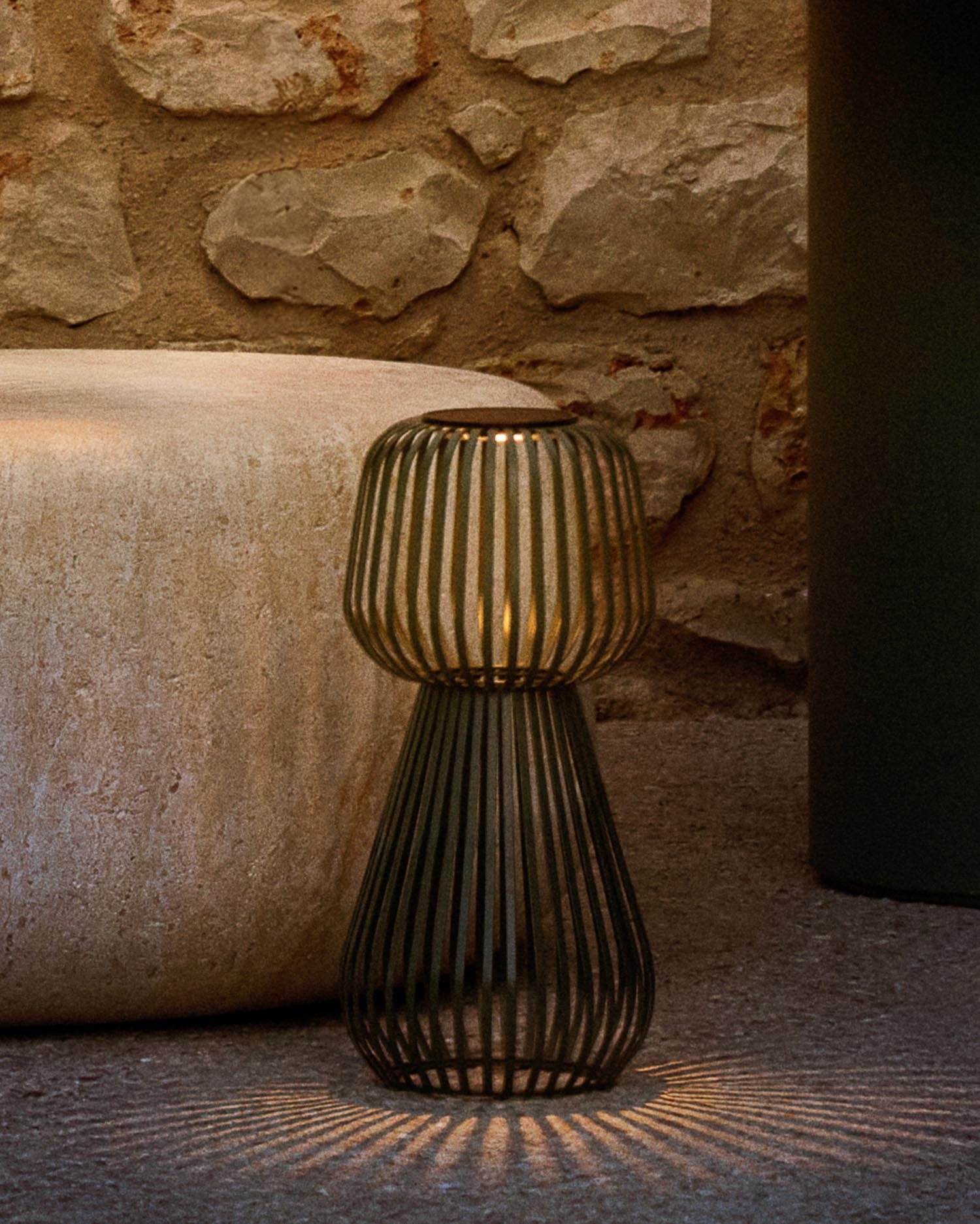 Entdecken Sie die stilvolle Solar-Tischlampe Reiba aus grünem Metall von Kave Home – die perfekte, nachhaltige Beleuchtung für Ihren Garten!