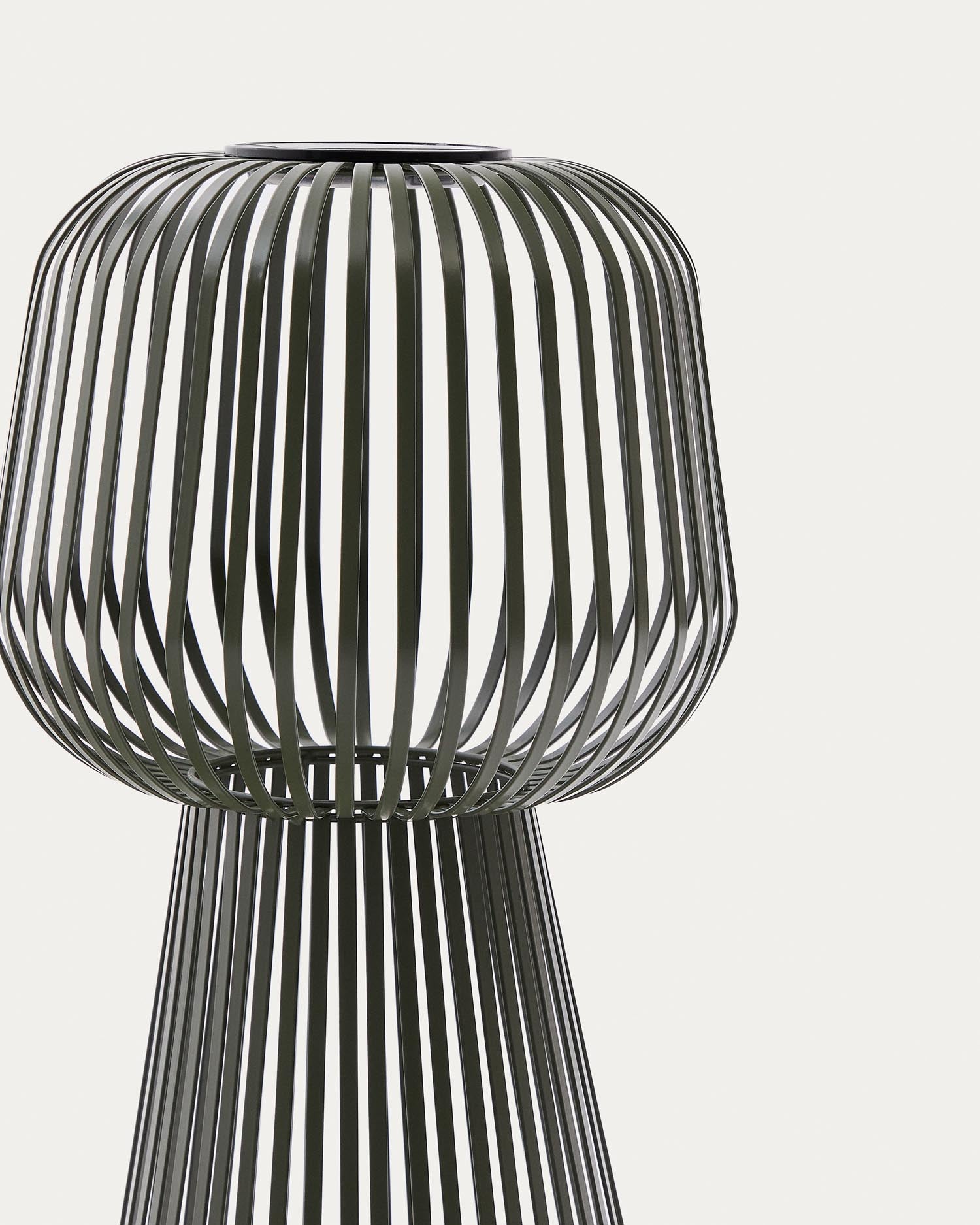 Verleihen Sie Ihrem Außenbereich mit der stilvollen Solar-Stehlampe Reiba aus grünem Metall von Kave Home eine besondere Atmosphäre!