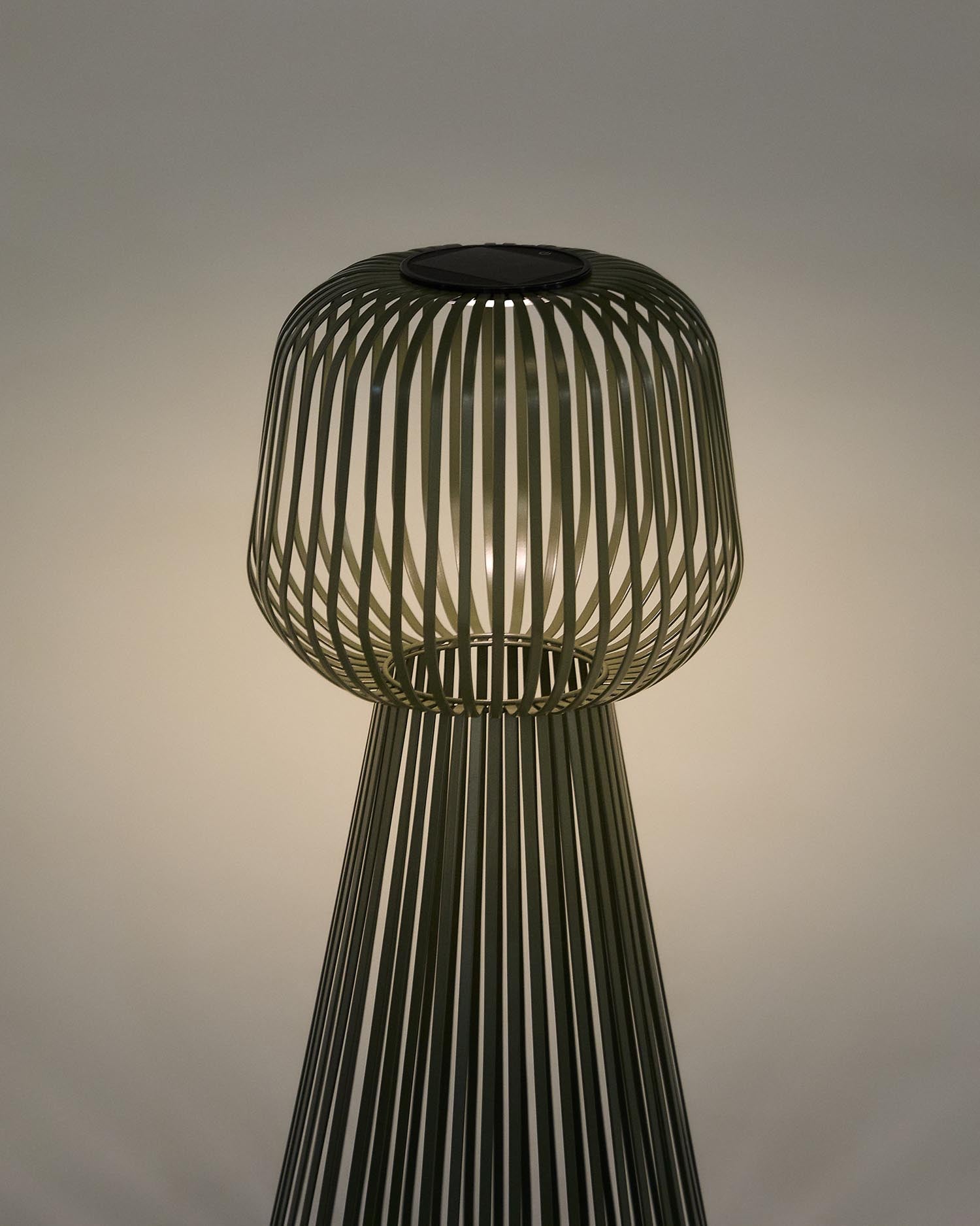 Setzen Sie Akzente im Freien mit der eleganten Solar-Stehlampe Reiba aus grünem Metall von Kave Home – für stimmungsvolle Abende!