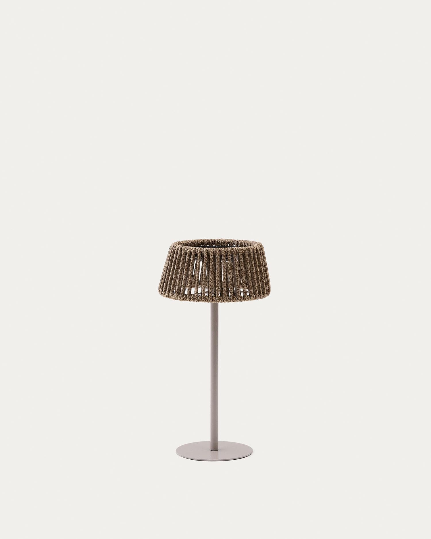 Outdoor-Solar-Tischlampe Aldet aus beige marmoriertem Seil und beigem Metallsockel in Hellgrau präsentiert im Onlineshop von KAQTU Design AG. Outdoor-Beleuchtung ist von Kave Home
