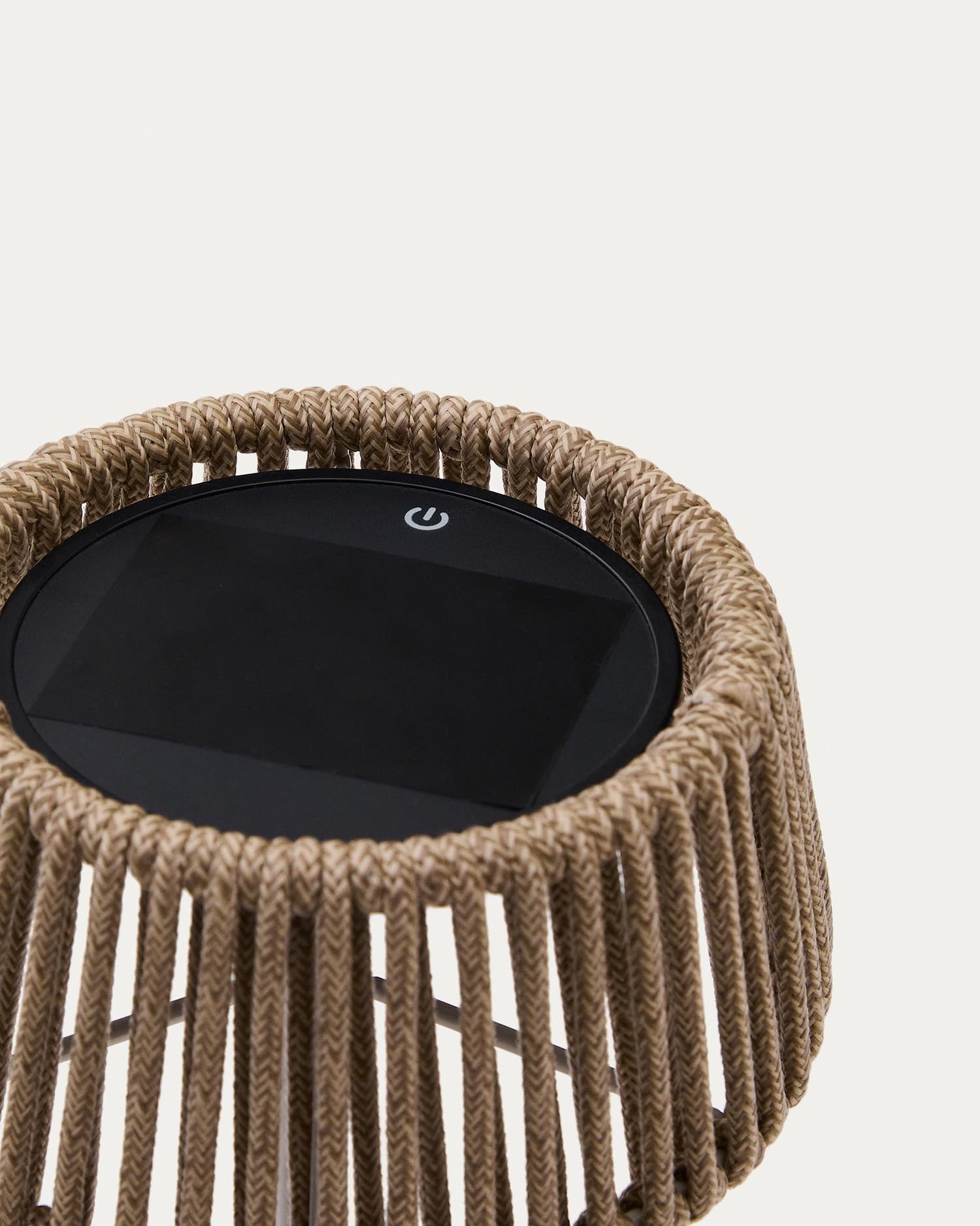 Entdecken Sie die umweltfreundliche Outdoor-Solar-Tischlampe Aldet von Kave Home. Ihr elegantes Design aus beige marmoriertem Seil und beigem Metallsockel schafft eine stilvolle Beleuchtung für jeden Außenbereich.