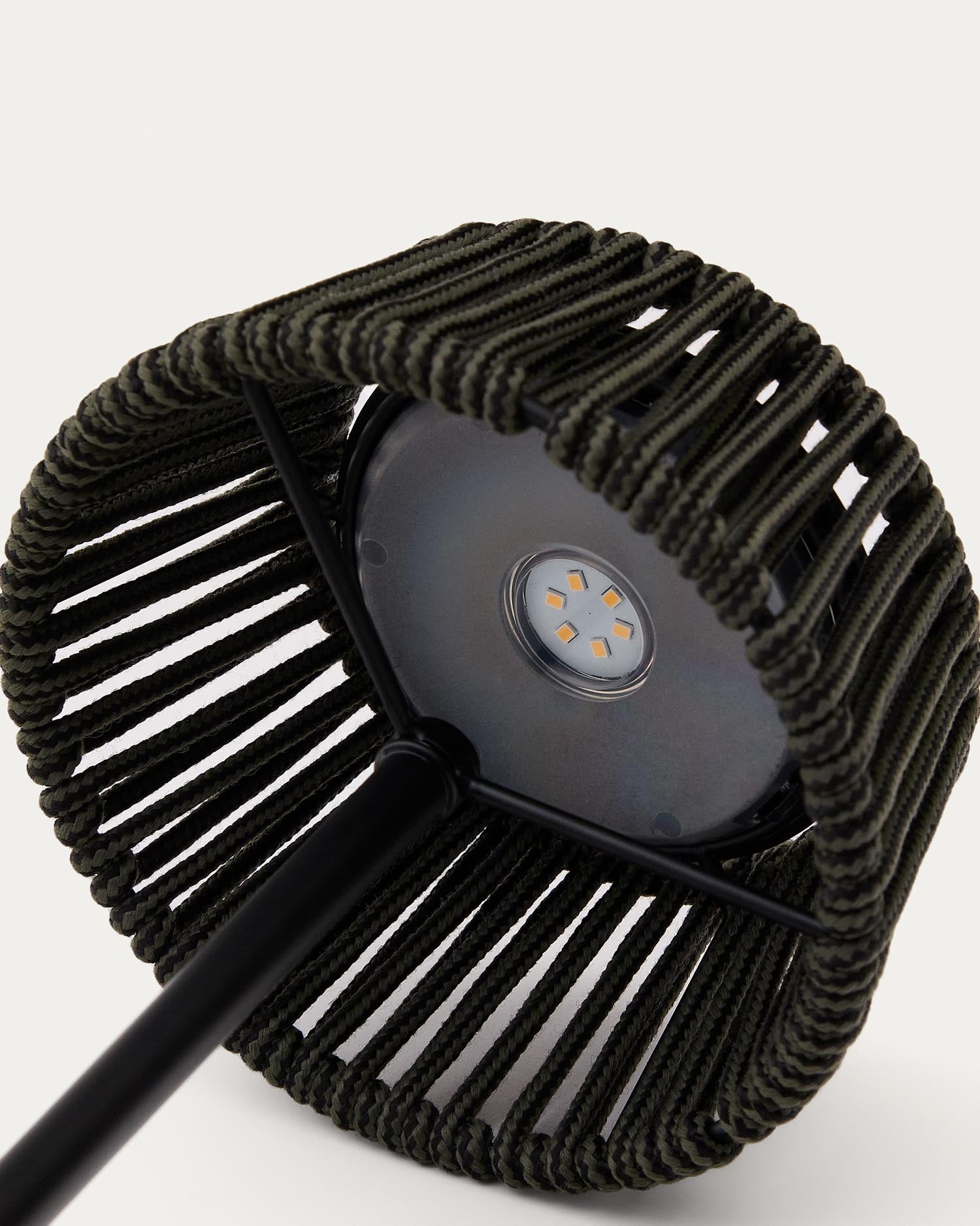 Entdecken Sie die stilvolle Outdoor-Solar-Tischlampe Aldet von Kave Home. Mit ihrem einzigartigen Design aus marmoriertem Seil und robustem Metallsockel ist sie die perfekte Beleuchtung für Terrasse und Garten.